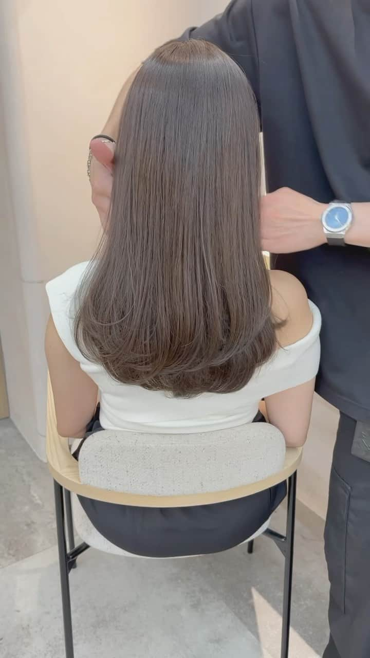 小西涼のインスタグラム：「艶髪【グロスグレージュ11トーン】 お客様スタイル✂︎✂︎✂︎ ． ローレイヤーワンカール×グロスグレージュ✨ ワンカールスタイリングのフレアミディアム✂︎ 透明感・艶感の高いグレージュ✨ ブルー、モーブ、グレーの3つブレンドカラーになります✨  ポニーテールにしても可愛さアップ🙆‍♂️ ． #ベージュ #グレージュ #ミディアムレイヤー#レイヤーカット  #ワンカール」