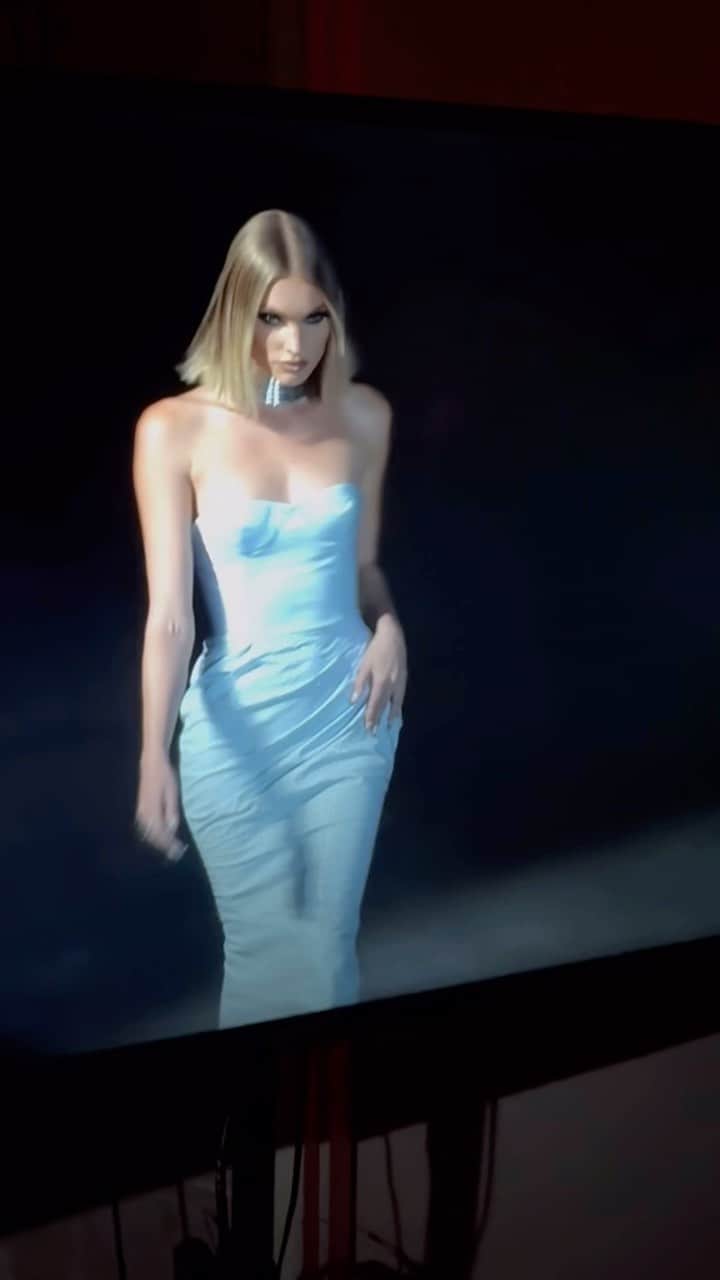 エルザ・ホスクのインスタグラム：「It’s slay o’clock @laquan_smith 💎💎💎」