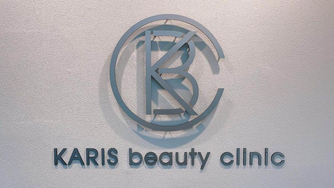 美月 のインスタグラム：「本日４回目の施術。 KARISbeautyclinicにてダーマペン(CLRローション＋リジェスキンマスクパック) ニキビが出来やすい体質やったのですがほんと出来なくなってきてメイクさんも太鼓判。 本日も滝内先生ありがとうございました！  引き続きみんなも続々と行ってくれたみたいでありがとう。 自分ご褒美しましょん。 そのうち病院で会ったりして。 引き続き美月割引ありみたいです！  ------------------------  ダーマペン4 19,800→9,000  ハイドラジェントル 17,600→6,350  電話orLINE予約の際に“美月の紹介”で発動です 自分ご褒美にぜひ karisbeautyclinic.com  （施術紹介） ・ハイドラジェントル：特殊なチップで薬剤を出しながら余分な皮脂や角質を吸引していくピーリング治療 ・ダーマペン：髪の毛より細い超極細針で肌の表面に無数の小さな穴をあけ、肌の回復力を向上させます。 ・CLRローション：ダーマペンで用いられる薬剤。毛穴の汚れを取り除き、過剰な皮脂の分泌を抑える美容液。 色素沈着や肌質を改善し、ニキビのできにくい肌に導きます。 ・リジェスキンマスクパック：豊富な美容成分や成長因子が含まれておりコラーゲン生成を促すためニキビ改善と同時にシワ改善へも導いてくれます。  #KARISbeautyclinic #自分ご褒美DAYに是非 #インフルエンサーすな #大モデルがせぇ #でもかなり綺麗なった #毛穴きれいきれい作戦 #攻め過ぎたら赤くなるけど肌きれいなる #継続はチカラなり」