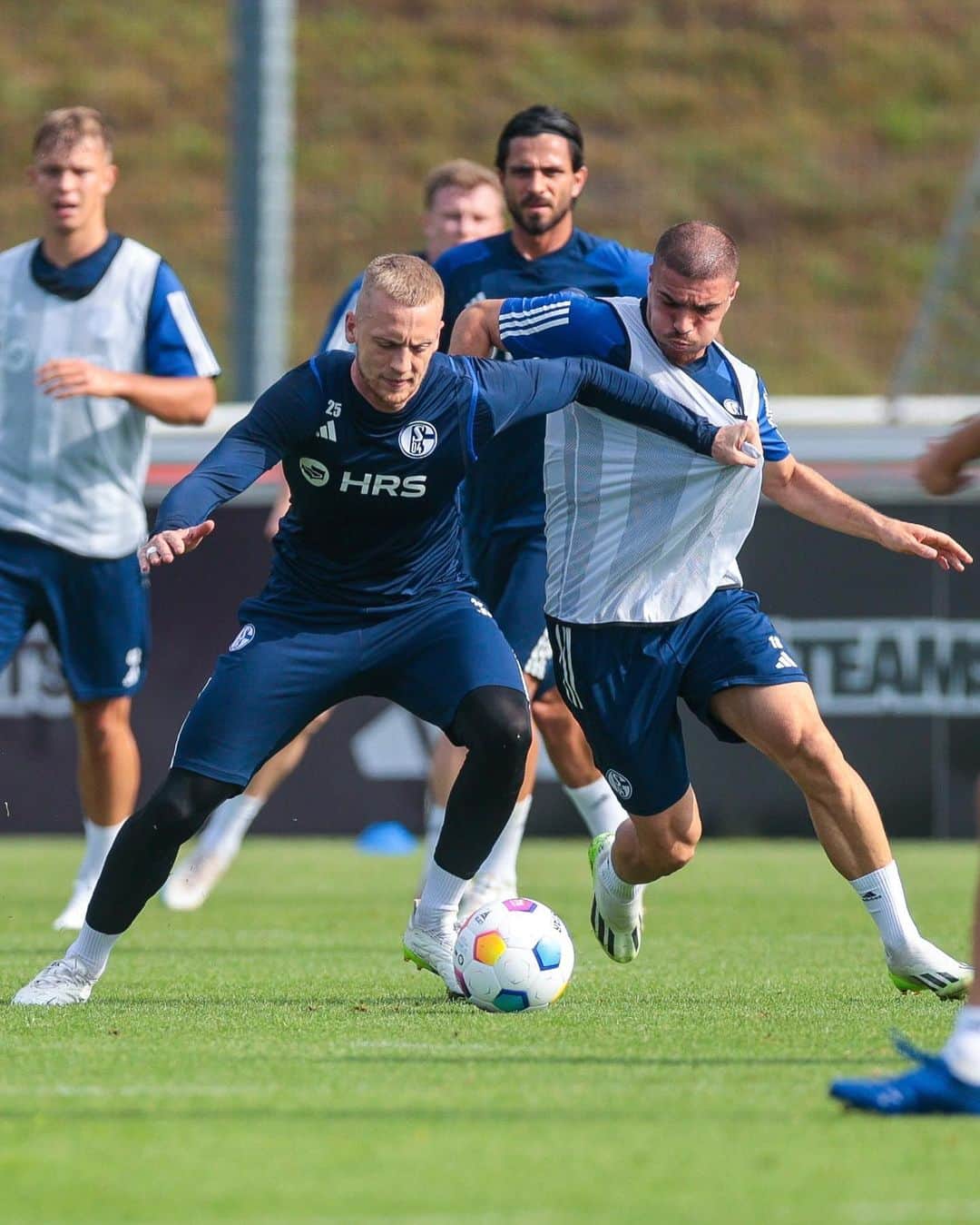 シャルケ04のインスタグラム：「⏭️ 𝔸𝕃𝕃 𝔼𝕐𝔼𝕊 𝕆ℕ #S04FCM  . . . #S04 #Schalke04 #Training #Knappen #Königsblau #EinLebenLang #Futbol #Soccer #🔵⚪️」