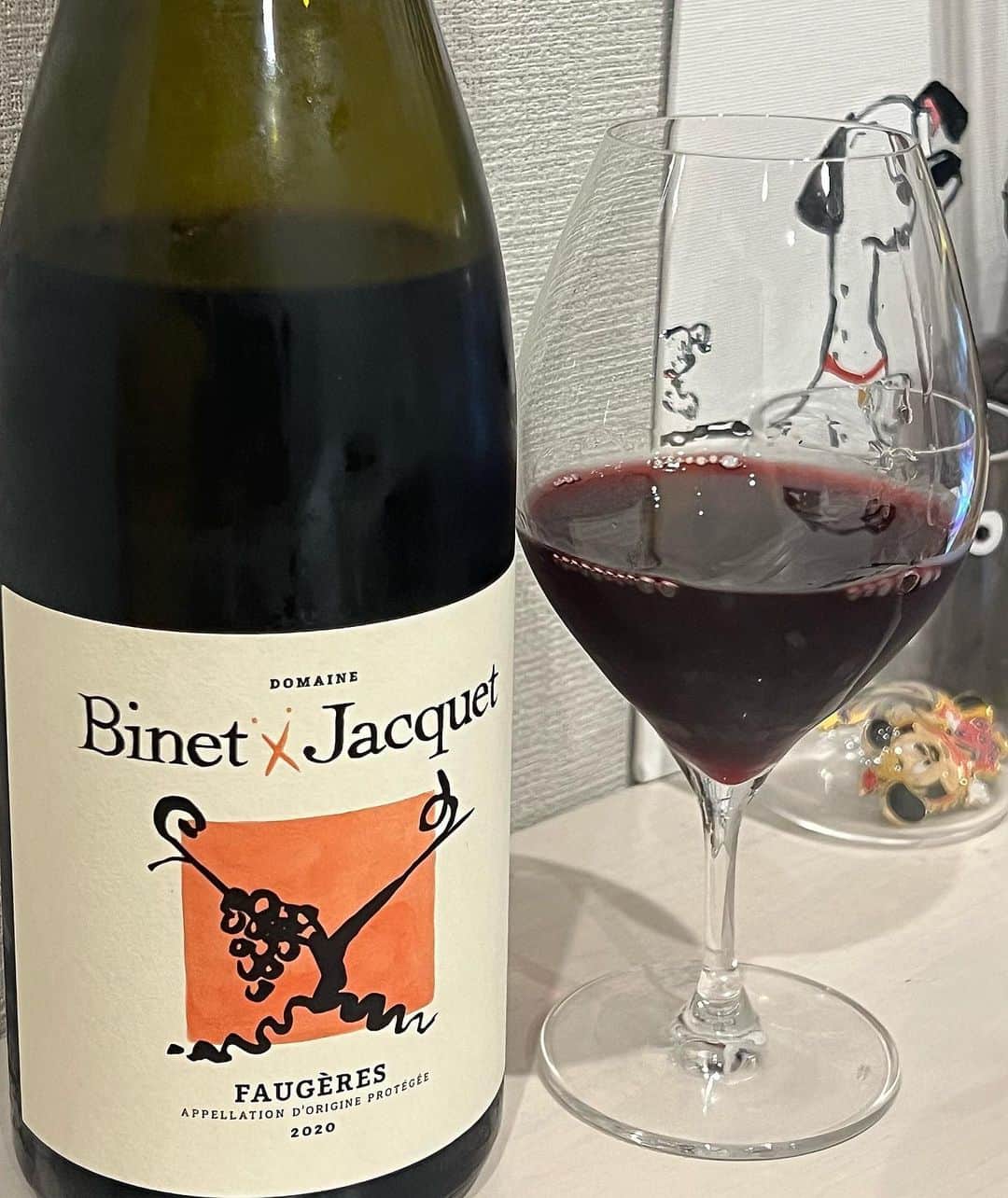 鈴本美愉のインスタグラム：「. スイスで買ったワインがうますぎた🍷」