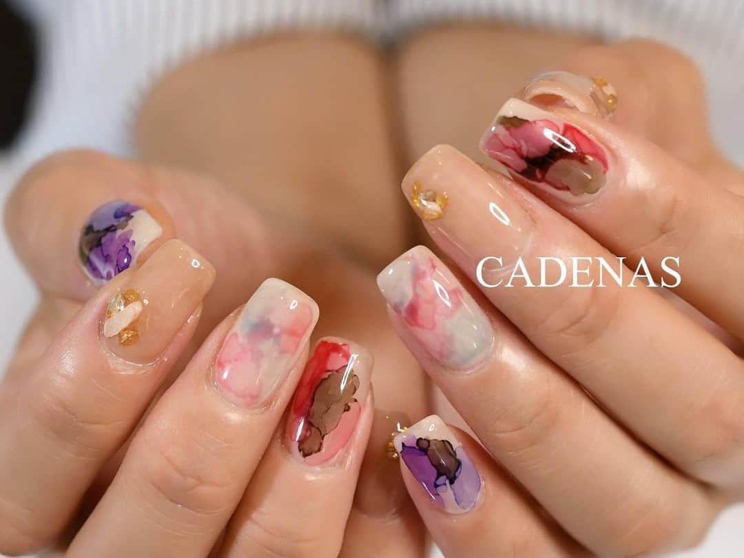 Yuka Maeda ::manicurelistのインスタグラム：「秋ですなあ🍂 .  . Salon data▼ ＝＝＝＝＝＝＝＝＝＝＝＝＝＝＝＝＝＝＝＝ . CADENAS -nail eyelash salon- ●Nail artist  @yuka.maeda  @yuki_cadenas @mai_cadenas ●eyelash　@cadenaseyelash  ゲストに愛と感動を…♡ . 【 LINE ＠cadenas 】 ご予約/お問い合わせはLINEよりお気軽に🤲 ▶︎▶︎#cadenasnail デザインアップしてます♡  price…★⭐︎Instagram特別キャンペーン中⭐︎★ . 「インスタ見たよ👀」と LINEからご予約で特別プライス7500円！！ . ※ご新規様限定 ※キャラクターや特殊なエレメント等のみ 別途料金いただく場合ございます🙇🏻‍♀️ . . price…初回8000円（オフ込み） access…大阪市北区堂山町16-1  中崎町駅  徒歩5分 /  梅田駅  徒歩6分 . tel… 06-4792-8617 ＝＝＝＝＝＝＝＝＝＝＝＝＝＝＝＝＝＝＝＝ . . .  #中崎町ネイル #梅田ネイルサロン #大阪ネイルサロン #関西ネイルサロン #インスタネイル #instanails #instanail #紫ネイル #ネイルサンプル #ビビットネイル #ネイルブック #9月ネイル #ネイルチェンジ #今月のネイル #にゅーねいる #Autumnnails  #ニュアンスネイル #秋ネイル #네일아트 #네일스타그램 #귀여운네일 #무광네일  #Springnail #pinknails #インクネイル #cadenasyuka  #cadenasnail #nailsdesign」