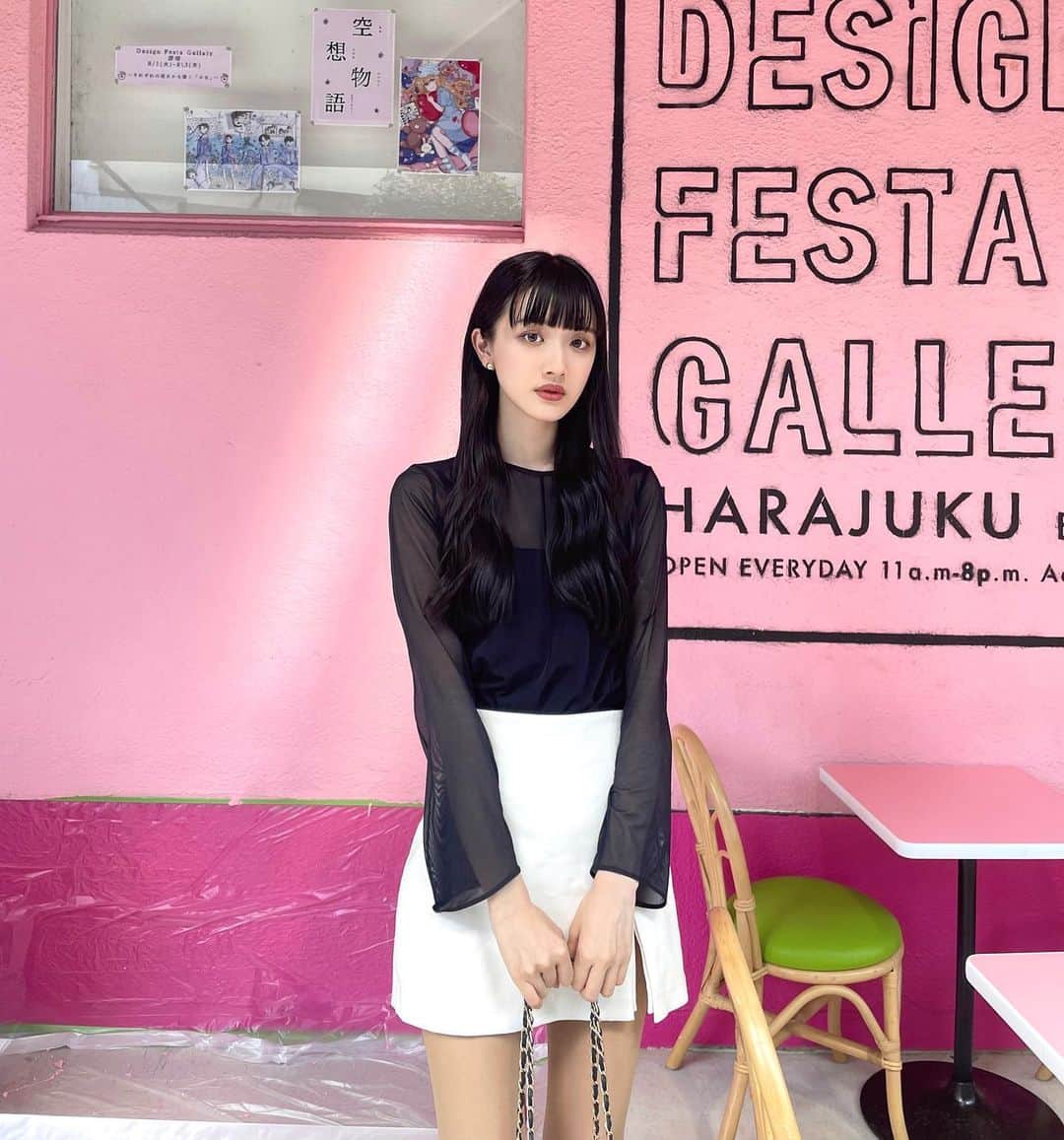 のインスタグラム：「⁡ .　 　 ⁡ ⁡ この間お出かけした時にたまたま立ち寄ったイラスト展☺︎ ⁡ ⁡ 可愛いすぎるイラストやグッズが沢山ありました🫧🩵 ⁡ ⁡ tops : @uniqlo_jp  skirt : @zara  ⁡ シアートップス可愛くて着回ししやすい🎀　  #JJモデルオーディション2023」