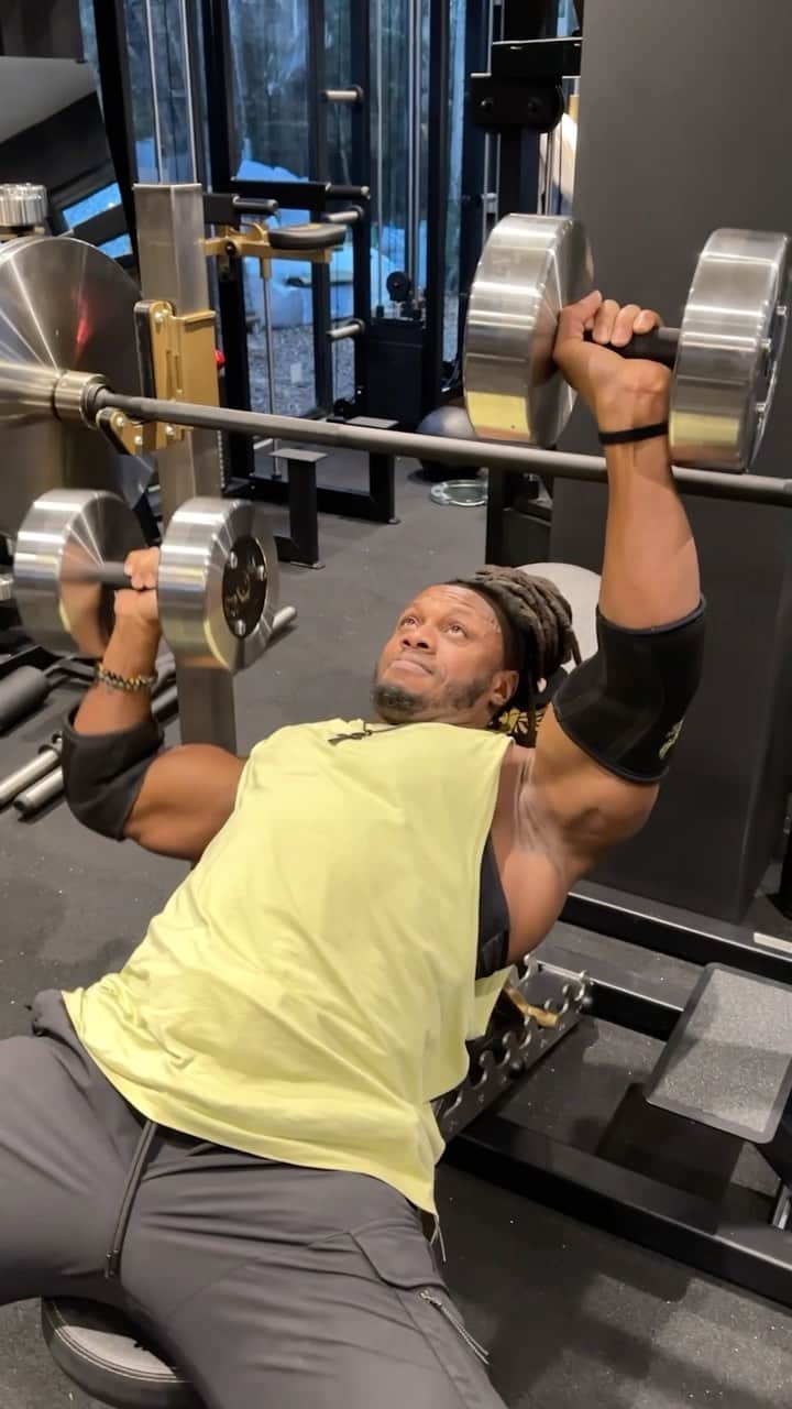 Ulissesworldのインスタグラム：「It’s chest day 🔥 Who’s ready to get that pump 💪🏾  Gotta be one of my most favourite muscle groups to train because of how creative you can get with your workouts if you’re looking to get that 3D definition give this workout a try:  Exercises: 1. Incline Bench Press 2. Incline Unilateral DB Press 3. Machine Press 4. Incline Pec Fly 5. Incline Hex Press   Save this workout for later, remember to prioritise your upper chest as this is always the most difficult to grow, but when you do you’ll unlock that 3D definition 💪🏾  For more workouts like this and your own custom meal and training plan catered to your lifestyle click the link in my bio and join the I am  dedicated army 🔥💪🏾」