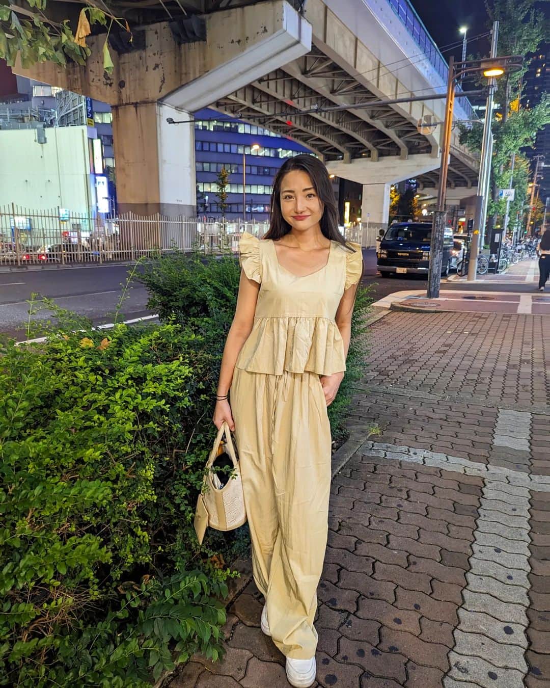 のインスタグラム：「おつかれさま😇 . 久しぶりにきくりんと待ち合わせして ご飯◎ . セットアップのパンツスタイル◎ もうすぐ上着が要るようになるかな😊♥ . 9/30まで、 お買い上げ金額1～5,999円までは15%OFF、6000円以上は20%OFF ♥クーポンコード→→23FWJP45 ひろみの着用商品を載せておくね😊♥ . Honeyspot 無地柄 フリルトリム ＆パンツ ペプラムトップ 18087722 . 女性のキラキラ チェーン イブニング バッグ、エレガントなパーティーのクラッチ バッグ、パール フラワーのショルダー バッグ 10306881 . . sponsored  @Shein_japan　@Shein_official #SHEINforAll  #SHEINpartner  #ad . .  #夏服　#夏服コーデ #お花すきな人と繋がりたい 　 #夏コーデ　#デニムコーデ　#旅行コーデ #デニム　#denim　#ワンピース #yoga#筋トレ#ダイエット#ボディーメイク #筋トレ女子#ダイエット仲間募集　 #kyoto #京都　#kyotojapan」