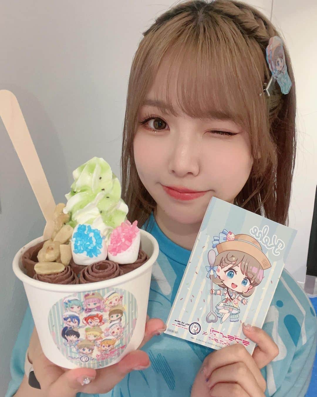 Liyuu（リーユウ）のインスタグラム：「#Liella_4th_東京Day1  この日本番前 ロールアイス食べれましたよ🍨  特典もバッチリ付けてみた✌🏻 #Liella #lovelive」