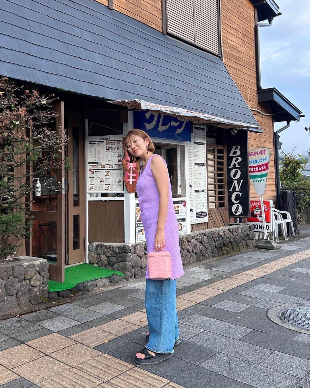 のインスタグラム：「最近の写真たち🤳✨  誕生日に行った軽井沢で大好きかクレープ屋さんに行きました🍴ここのクレープの生地が本当に美味しい。ちょっと硬めの弾力ある感じで..... 病みつきです❤️  クリームチーズブルーベリーがおススメ!!  最近大阪に打ち合わせに行ったので美味しいもの食べました😋  おかぴにも会いに行った🤪  バタバタしてるのに予定も入れちゃうからもっと忙しい毎日だけど、それが私の生きる道🎵 これからもっとバタバタになるけど頑張るぞ〜🩷 でも流石に疲れて日曜日は1日家にこもってダラダラしていたんだけど、それはそれで疲れたwwなんで〜😅  📍軽井沢の大好きなクレープやさんは #ブロンコ 長野県北佐久郡軽井沢町軽井沢東23-12  📍大阪の美味しいミンチカツレツは #洋食手嶋 🤪 @yoshoku_teshima   📍それで近くにあった @cafeplus82_osaka で可愛いクマちゃんケーキを食べたよ😋  dress vintage pants @littlesunnybitestyle  bag @chanelofficial  sandals @eytys  #大阪ぐるめ #カフェ #cafe #軽井沢 #軽井沢カフェ」