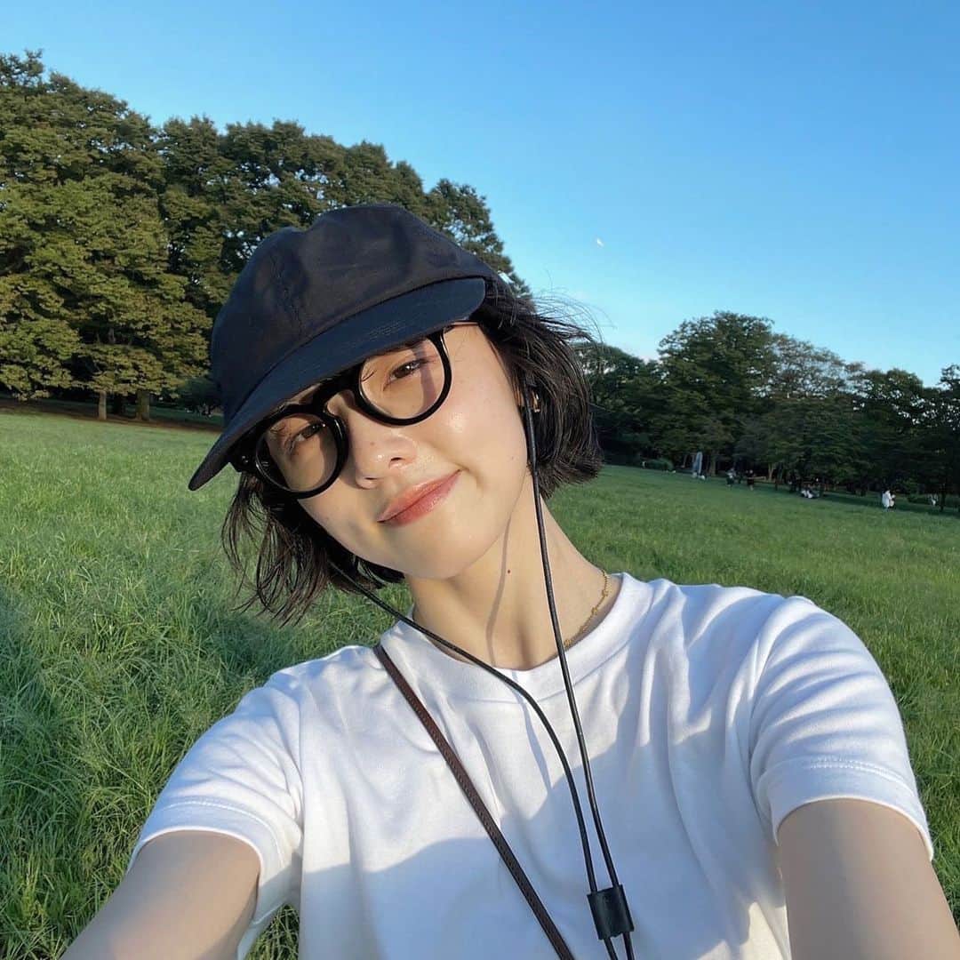 加藤小夏のインスタグラム：「夏の終わりを仄かに感じながら日々を過ごしております。最近は2日連続で @natumixxx  に会えたり。その日の会話の中で出てきた「綺麗な丸の中に好きと嫌いがあって、その形~」についての話(省略しすぎて何も伝わらないだろうけど許して)をずっと反芻していたり。公園でワイワイ遊んだり。美味しいご飯を食べたり。美味しいご飯を食べたり。美味しいご飯を食べたり。」