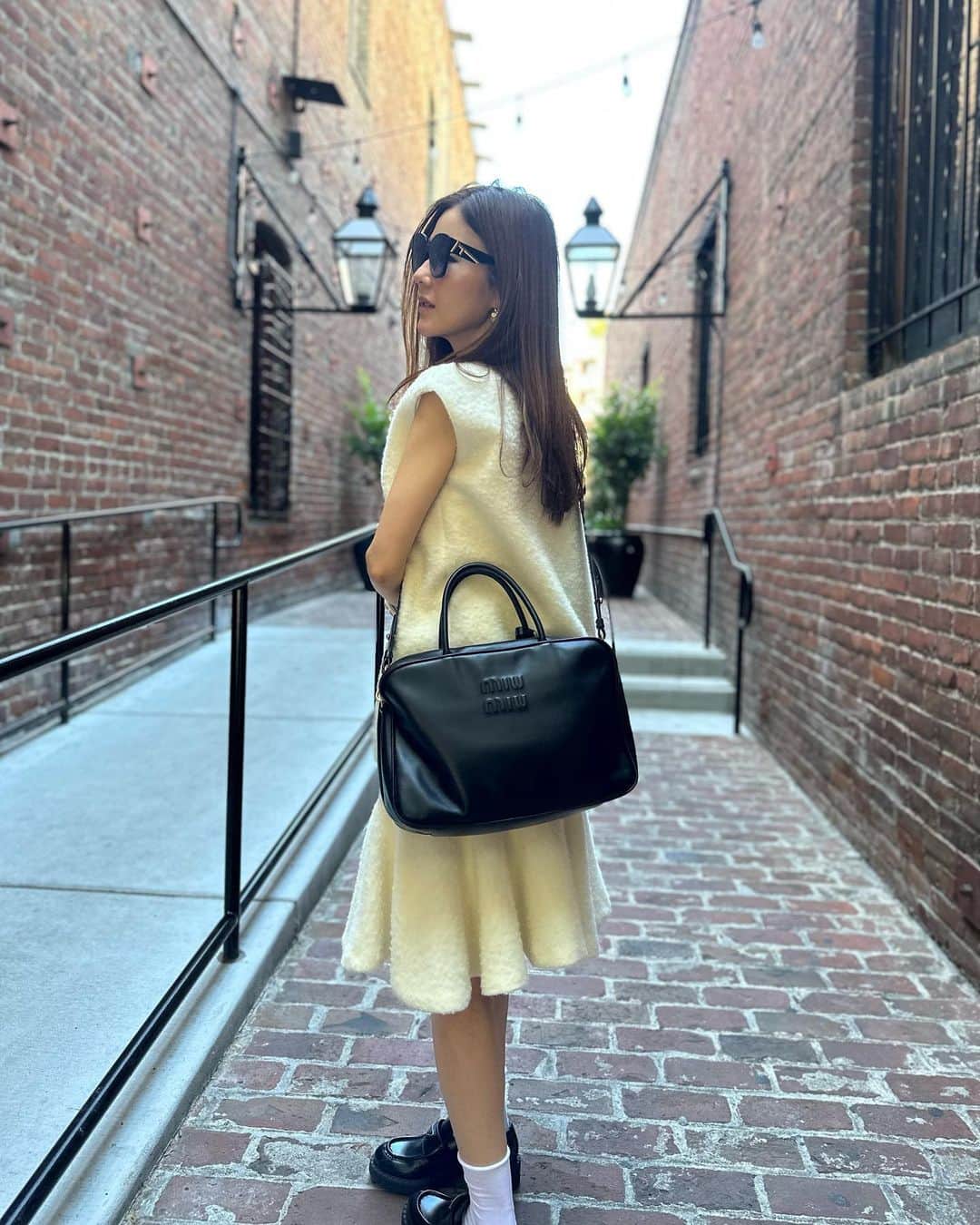 kiyomi medeirosのインスタグラム：「San Franciscoは朝晩涼しいから、もう秋を感じるよ🍂🍂  tops,skirt…#obli shoes…#prada bag…#miumiu sunglass…#fendi」