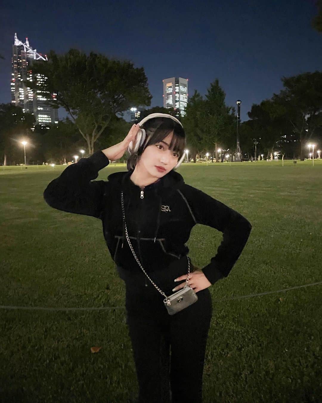 河﨑莉奈のインスタグラム：「🖤  季節が変わると聴く曲も変わってくるね^_^🎧  涼しくなってきて夜お散歩するのが気持ちいい🌃」