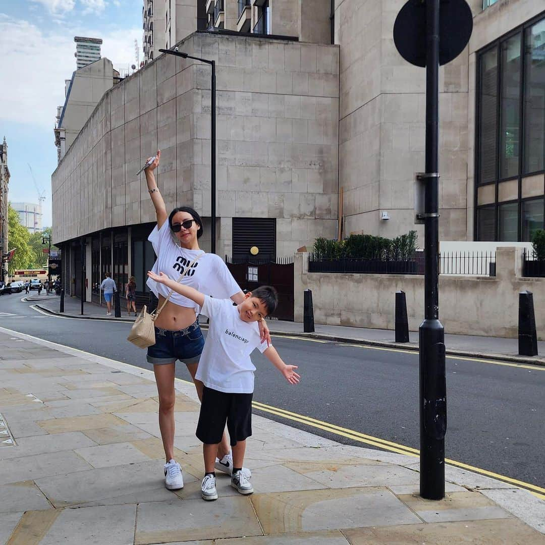 キム・イムのインスタグラム：「Cute   #london #family #love #ootd #illumia #papilla」