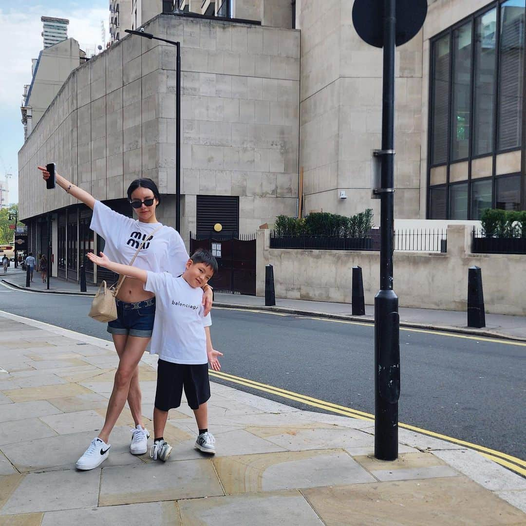 キム・イムさんのインスタグラム写真 - (キム・イムInstagram)「Cute   #london #family #love #ootd #illumia #papilla」9月12日 21時21分 - kimlimhl