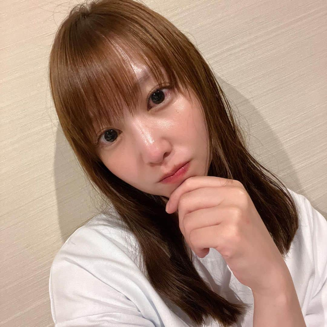 小池唯のインスタグラム：「. 本日も、ハードな1日でHPが０です🫠笑 そして久しぶりにホテルで1人🧳 明日も朝早いから寝なきゃ🥱  私、お酒飲んでも顔赤くならないんだけど、今日ご飯の時にビールを飲んだだけで珍しく顔が赤くなりました😂」