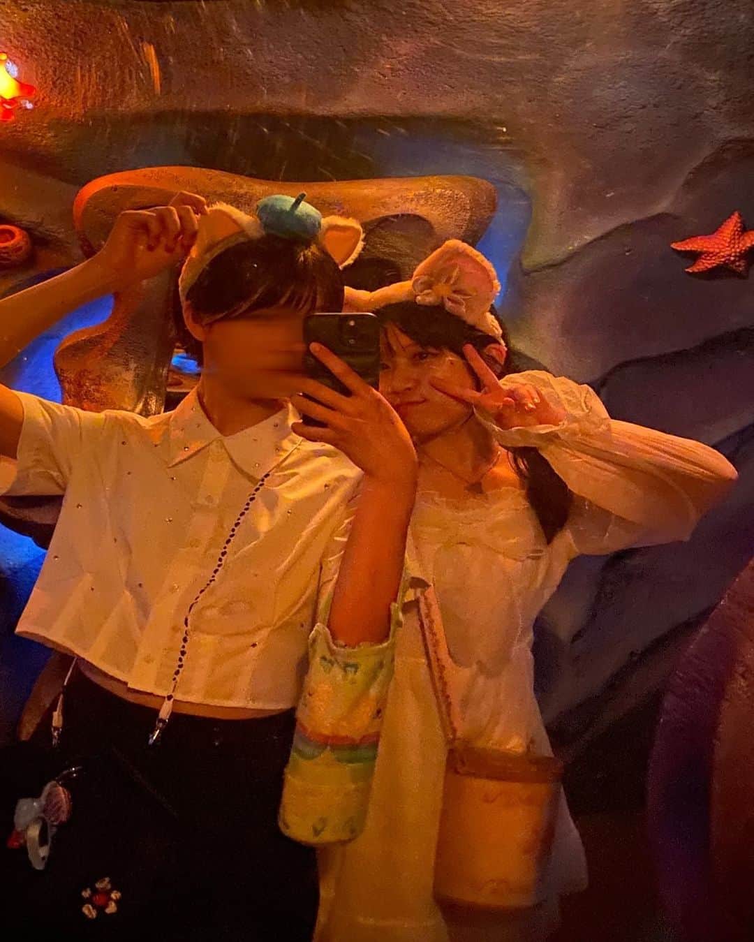 河村果歩のインスタグラム：「🌈🍒  ディズニー写真投下~  コーデはニコスナ @nicola_snap にて紹介しているので是非観て下さい~🩵  (隣は姉だよ)  #河村果歩 #nicola #おはスタ #おはガール #かほっち #ニコラ #ニコモ #ニコラ10月号発売中 #SUPERGIRLS #スパガ #アイドル  #ディズニー #ディズニーコーデ」