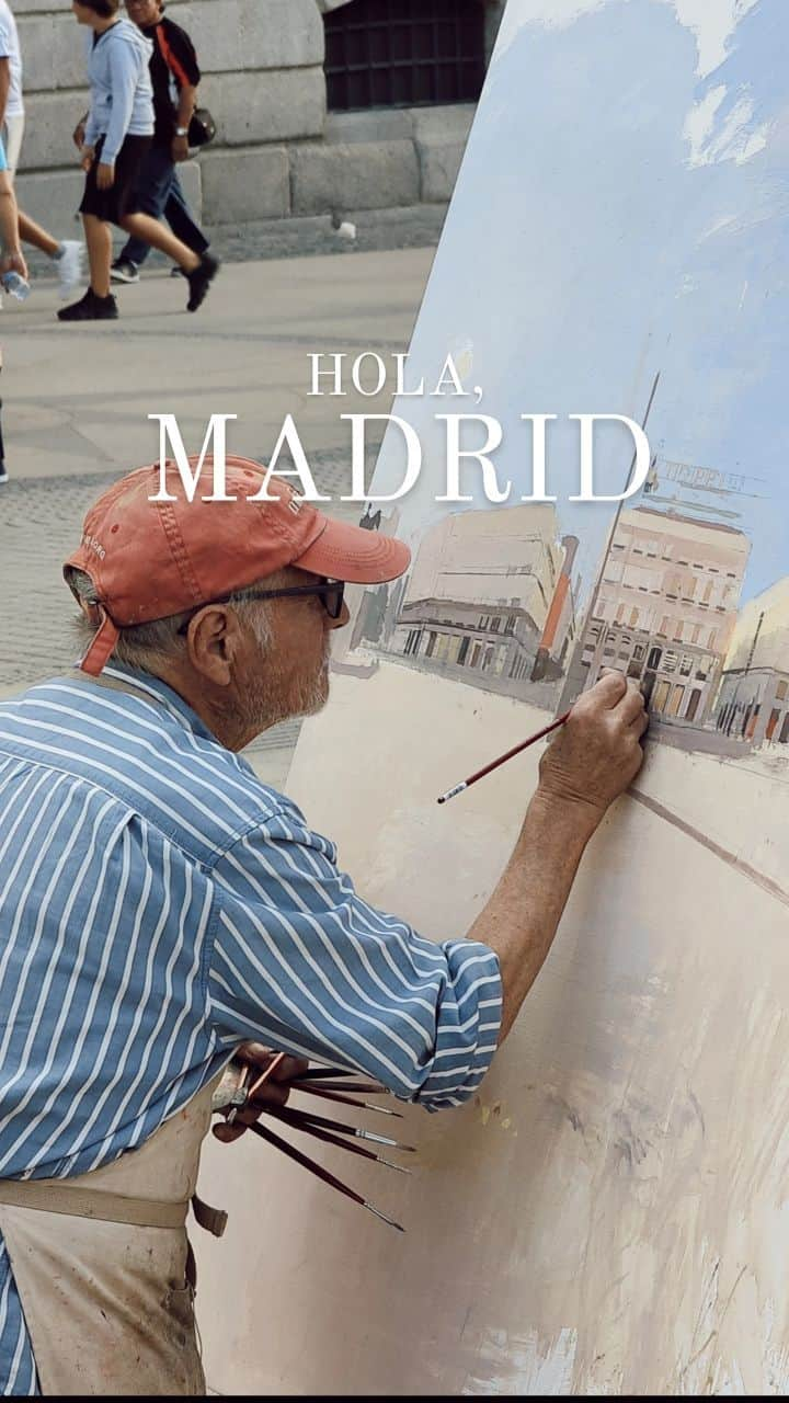 Guido Gutiérrez Ruizのインスタグラム：「🗣️Pasear y observar las calles de Madrid es un regalo en si mismo. Sea ver al gran pintor, Antonio López retratando la Puerta del Sol, escuchar música en vivo por Gran Vía o simplemente ver lo cotidiano... esta ciudad es única, esta ciudad lo tiene todo. • Walking and observing the streets of Madrid is a gift in itself.  Whether it's seeing the great artist, Antonio López portraying the Puerta del Sol, live music on Gran Vía or simply seeing everyday life... this city is unique, this city has everything. #Madrid #Guigurui  #Spain #España #madrid🇪🇸」