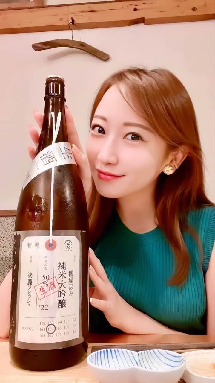 住吉史衣のインスタグラム：「🍣🍶💕  ちょっと前に久しぶりにゆいと♡ ご飯も日本酒も美味しくて、いっぱい食べて飲んで楽しかったぁ〜🤭  . 『なきざかな 鳴魚』 東京都新宿区神楽坂5-35-B1  . #ふみと乾杯 #ふーみん食べ歩き #純米大吟醸 #日本酒 #日本酒女子 #日本酒バー #唎酒師 #食べ歩き #小料理屋 #酒場 #居酒屋 #お酒 #地酒 #日本酒好きな人と繋がりたい #日本酒好き #お酒好き #晩酌 #飲酒タグラム #グルメ #グルメ女子 #酒 #sake #nihonshu #japanes #sakebottle #일본술 #地酒 #加茂錦 #荷札酒 #加茂錦酒造 #新潟 .」