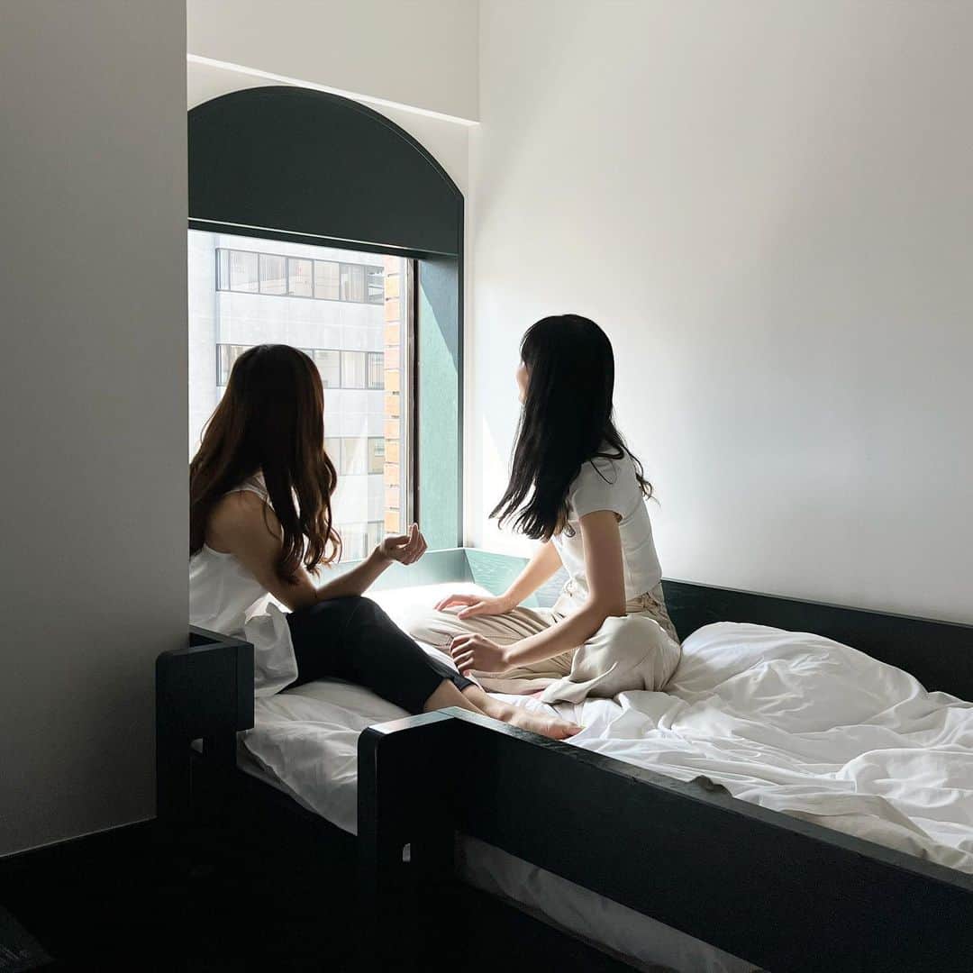 岡本麻佑のインスタグラム：「. 🌿DDD HOTEL🌿  お洒落で綺麗なホテルでした💚✨ シェアハウスみたいで楽しかった🤣🫶🏻 お世話になりましたー🤍」