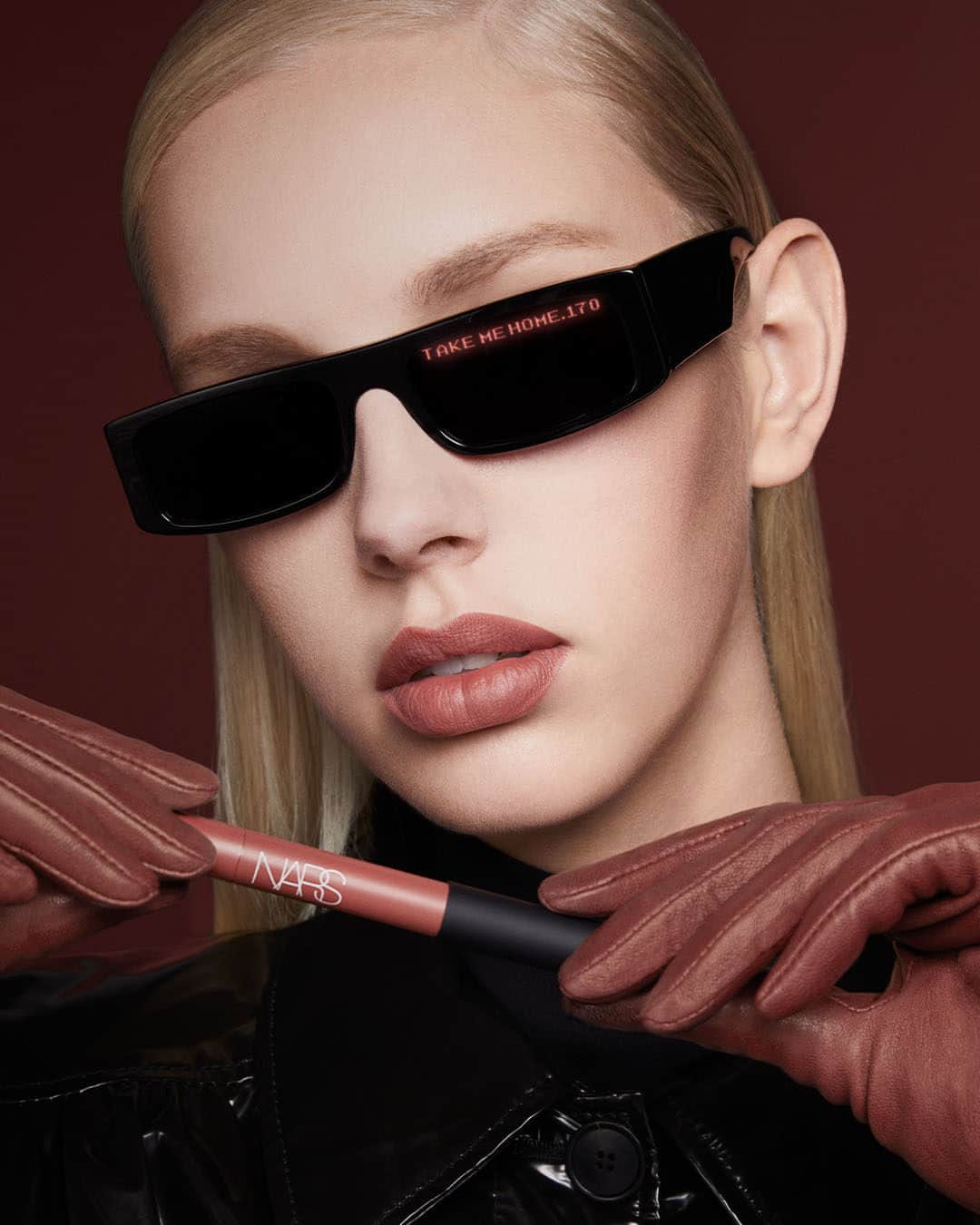 NARSさんのインスタグラム写真 - (NARSInstagram)「A tan rose that’s equally flirtatious and fierce. Powermatte High-Intensity Lip Pencil in Take Me Home features a dynamic blend of pure pigments that glides on effortlessly and wears comfortably all day.」9月12日 22時01分 - narsissist