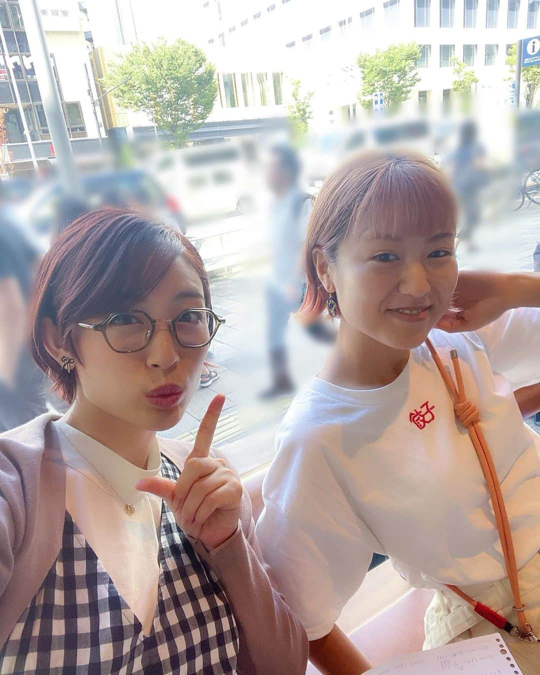 新井恵理那のインスタグラム：「先日、まおぴーとカフェで打ち合わせ♪( ^ω^ ) 夏休みの宿題最終日追い込みタイプのわたしたち。。 新曲制作が滞っているので締め切りを設定して、二曲書いて渡しました‼︎笑 また素敵な曲に仕上げてくれるのが楽しみーーー(^-^)♪  ついでに宇宙っぽさをイメージして作った水引ピアスをプレゼントしたのですが、その場でつけてくれて(^-^)嬉しいけどなんか恥ずかしかったなぁ  そんなまおぴーの3rd Full Album「FAR AWAY FROM」がついに明日発売ですね♪ わたしはいちファンとしてクラファン参加者なので、実はもう楽しんでいます(#^.^#) ちなみに-旅の記憶-のなかには、2022.4.10のライブのひとコマもあり、わたしもチラッといます♪  明日からサブスクで聞けるようになるのも嬉しいわー♪  #farawayfrom #宇宙まお #水引 #水引アクセサリー #新井恵理那 #centforce」