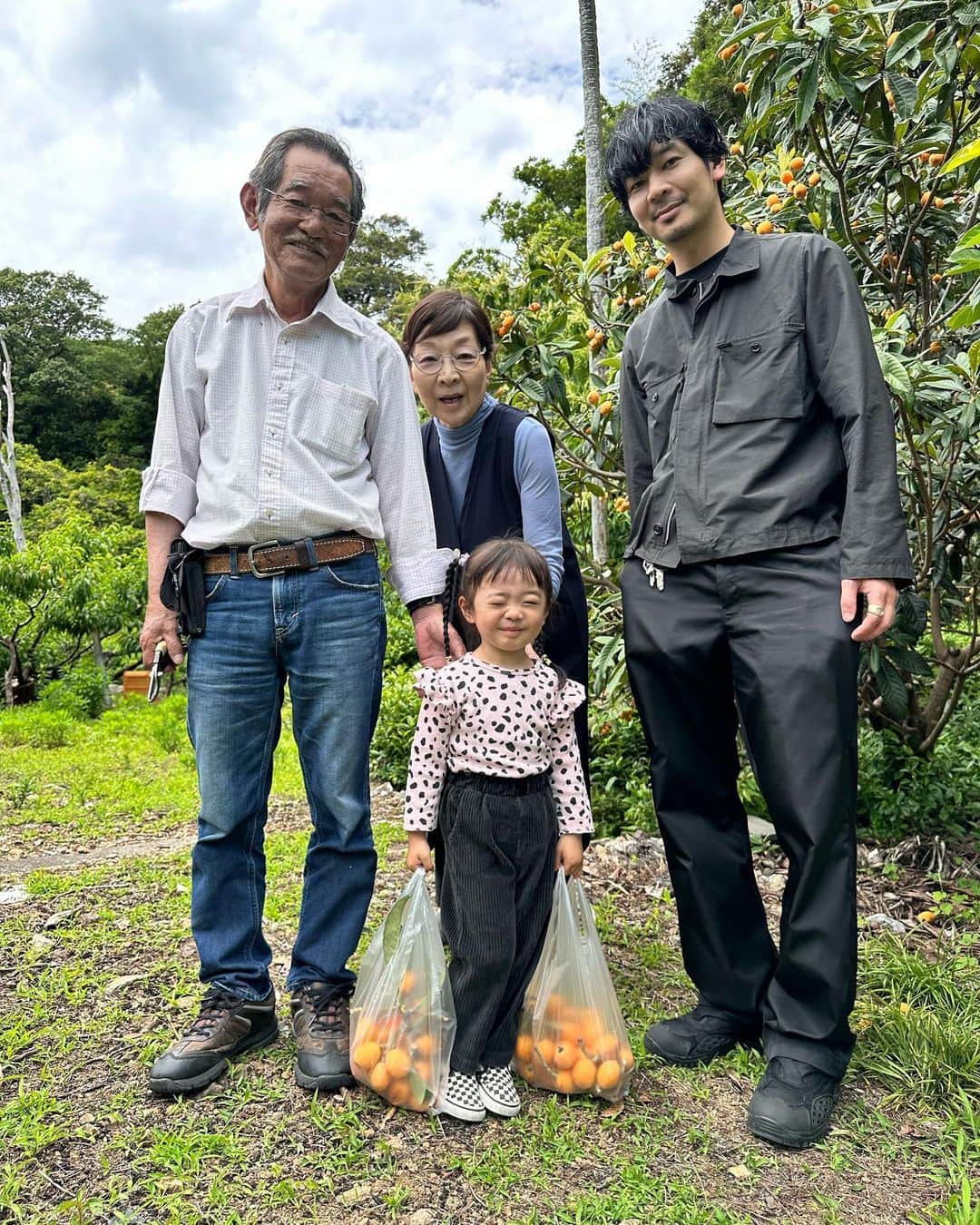 漆川由佳のインスタグラム：「初めてビワと桃を収穫💗💗💗」