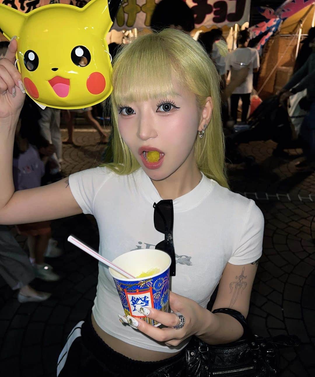 のインスタグラム：「久しぶりに地元のお祭り行った🌟 ぴかちゅーでかき氷と焼きそばとイカ焼きときゅうりと唐揚げとベビーカステラ食べたいっぱい食べれた嬉しい₍ᐢっ ̫ ʚ̴̶̷̥̀ ᐢ₎💛」
