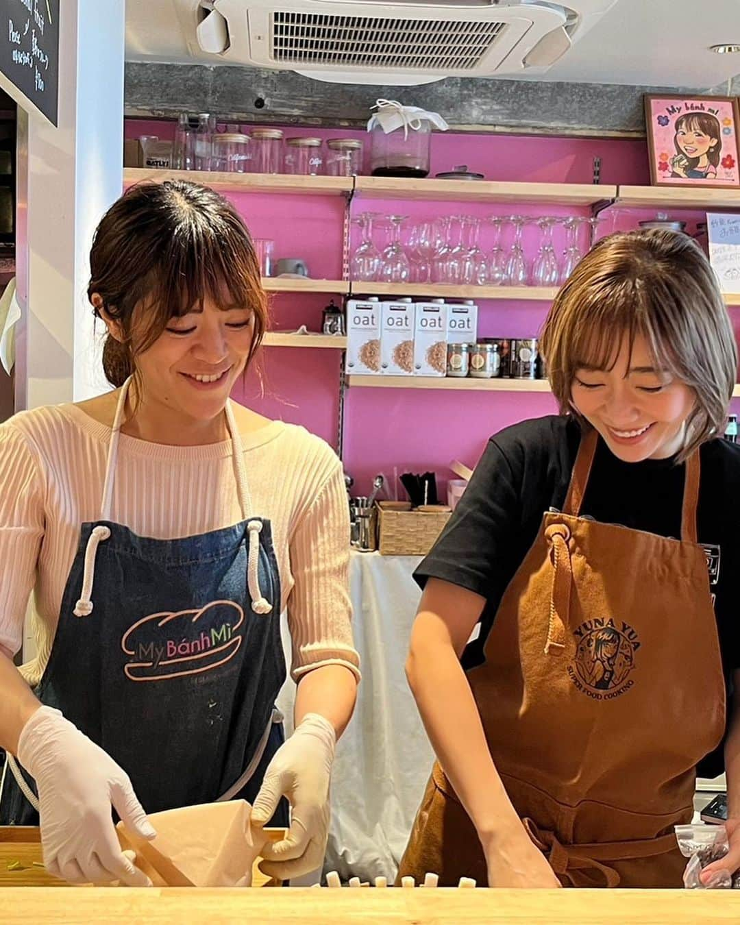 ゆなゆあさんのインスタグラム写真 - (ゆなゆあInstagram)「・ 【 第7弾！美味しいオフ会開催のお知らせ 】  ﹨毎月恒例イベント！今月は9月23日(土) ∕  ナッツ料理研究家である @otonakasara 紗良さんとの ”コラボイベント” も早いもので7回目！  今回は、時間を19:00〜にずらした ２回目の”オフ会”を開催します！！  内容は、、、 無添加＆グルテンフリーはもちろん、 スーパーフードや自然栽培野菜(前日に届く)を使用して  身体と心が喜ぶ栄養価の高いご飯を食べながら いつもと違った雰囲気でわいわい楽しみましょう！☺️  といった新しい取り組みを”オフ会”として行います！  パン作りWSでは無いので、いつもより更に 気軽にわいわい楽しめる会となっております！‪‪𓂃 𓈒𓏸✎  今回のテーマは《季節の変わり目”体調不良予防”》 という事で…  エネルギー溢れる旬野菜をたっぷりと使用した 免疫アップメニューになっております🍁  ”食べて” ”交流して” 心身ともに健康的な自分へ！  初秋の夜を皆さんで是非楽しみましょうー！🌖🎑  ╍ ╍ ╍ ╍ ╍ ╍ ╍ ╍ ╍ ╍ ╍ ╍ ╍ ╍ ╍ ╍ ╍ ╍ ╍ ╍ ╍ ╍ ╍ ╍  今回のおしながき（体調不良予防メニュー）  ＊免疫力を高める中華系おばんざい マッシュルーム/鶏肉/ネギ/人参/ほうれん草 （紗良さん担当 ∕by）  ＊免疫力を高める〆のスーパー玄米焼きそば ブロッコリースプラウト/ニンニク/甘酒/玄米 ケール/キャベツ  （私担当 ∕by免疫力アップスーパーフード）  ※YouTubeにて公開のメニュー等が中心 (今回は玄米麺のリクエストがありましたので)  ／ 免疫力アップ食材をバランスよく食べて 季節の変わり目を乗り切ろう！ ＼ ╍ ╍ ╍ ╍ ╍ ╍ ╍ ╍ ╍ ╍ ╍ ╍ ╍ ╍ ╍ ╍ ╍ ╍ ╍ ╍ ╍ ╍ ╍ ╍  ※ 届く野菜によって1部メニューを変更する場合があります  そしてそして、有難い事に... WS参加者のリピートやご新規の方々の参加が 続々と決定しておりますので”残り数枠”となってます🥺  是非お気軽にご参加頂けたらと思います✨️ ご参加ご希望の方はお早めにDM下さいませ！   ﹋ ﹋ ﹋ ﹋ ﹋ ﹋ ﹋ ﹋ ﹋ ﹋ ﹋ ﹋ ﹋ ﹋ ﹋ ﹋ ﹋ ﹋ 【 グルテンフリー＆スーパーフード美味しいオフ会】  ＊ 日程 : 2023年9月23日(土) ＊ 時間 :  19:00〜 ＊ 場所 : 東京都渋谷区神宮前1-20-4   マイバインミーbyグルテンフリートーキョー ＊ 参加費用 : ￥8,000 お食事＋ドリンク3杯付き (それ以上オーダーの場合はキャッシュオン)  《オフ会 内容》 無添加・グルテンフリー＆スーパーフード たっぷりの自然栽培野菜を使用して 身体と心が喜ぶおばんざいや、ご飯を食べながら いつもと違う雰囲気でわいわい楽しみましょう！☺️🍻 （ナチュール系アルコールメニュー有・ノンアル可）  《勝手にドレスコード》 どこかにベージュを身につけて来て頂けますと幸いです！  《 イベントへの参加・申し込み方法 》 私か紗良さんのどちらかのDMに (イベント参加希望)と一言ご連絡下さい。  @otonakasara @yuna_yua @mybanhmi_by_glutenfree_tokyo   ﹏﹏﹏﹏﹏﹏﹏﹏﹏﹏﹏﹏﹏﹏﹏﹏﹏﹏﹏﹏﹏  #イベント #交流会 #交流会イベント #オフ会 #グルテンフリースイーツ #グルテンフリーお菓子教室 #スーパーフードを楽しむ会 #スーパーフード  #無添加スイーツ #無添加生活 #健康仲間募集中 #スーパーミール #交流会」9月12日 21時33分 - yuna_yua