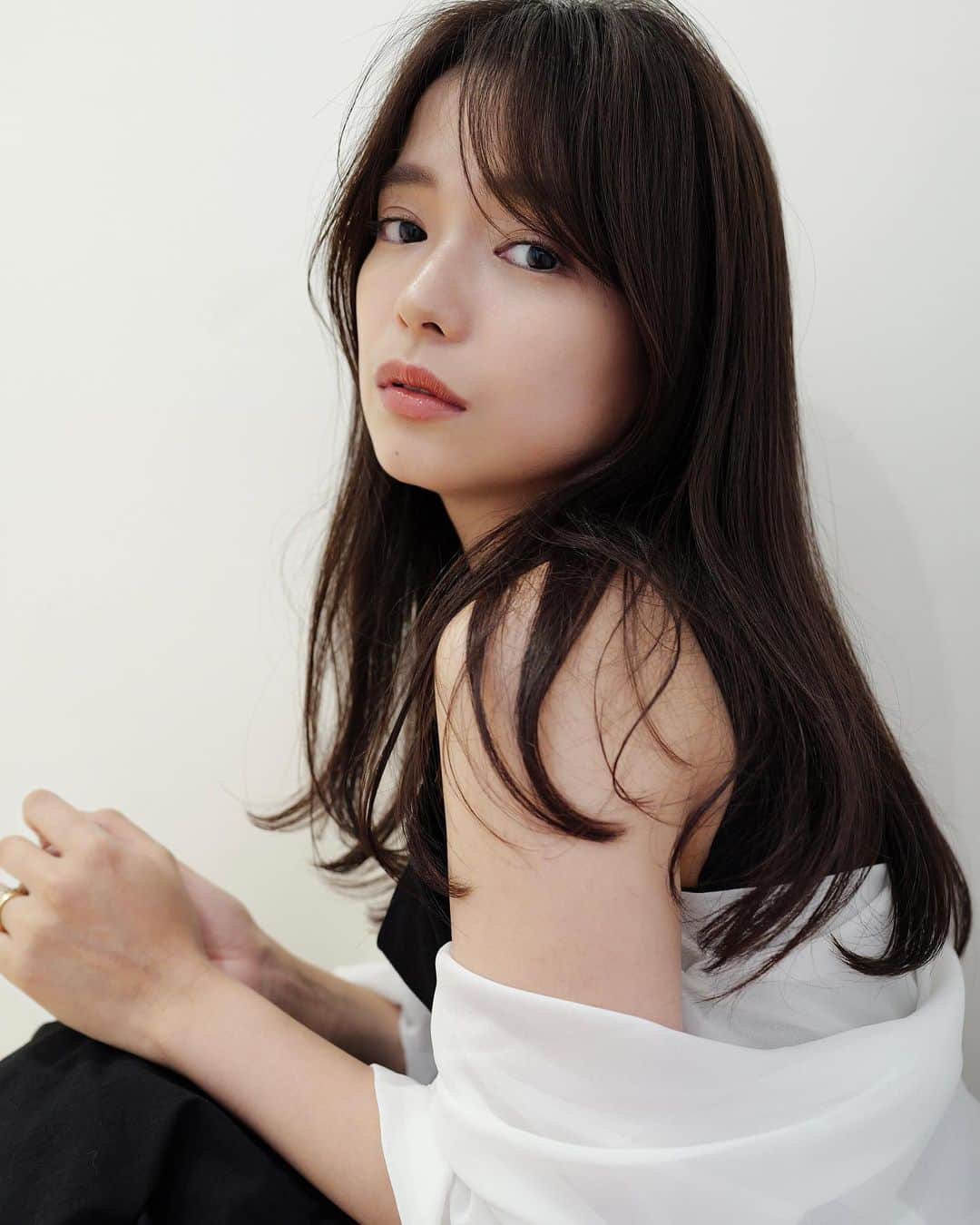 酒匂彩名のインスタグラム：「: プロフィールに悩んだ2枚です。 postにも残しておきます🫶 : Photo＆haircut＆styling  ▶︎ @ryohei_katayama  salon ▶︎ @loness0301  :　 #プロフィール写真変えました  #ロングヘア　#ヘアスタイル」