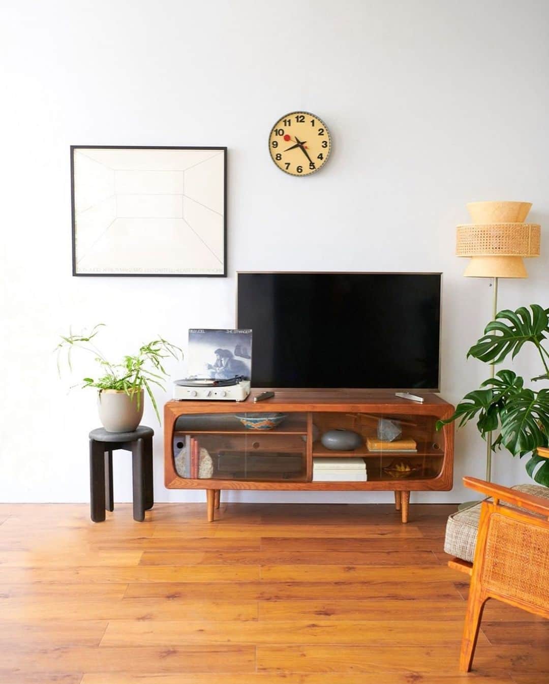 journal standard Furnitureさんのインスタグラム写真 - (journal standard FurnitureInstagram)「\ NEW ARRIVAL / ⁡ 【AROS TV BOARD SMALL】 ⁡ 人気の"AROS TV BOARD (アロス テレビボード)"に一人暮らしの間取りにも嬉しい小ぶりサイズが誕生。 ⁡ Lサイズの幅160cmに対し、Sサイズは125cmとお部屋間取りも気にせず置きやすいサイズに。 ⁡ TVボードとしてはもちろん、サイドボードとしてご使用いただくのもおすすめ。 ⁡ ---- ⁡ AROS TV BOARD SMALL  ¥79,200 ⁡ ---- ⁡ #journalstandardFurniture #interior #tvboard #aros #scandinavian #scandinavianvintage #nordic #nordicvintage #danishvintage #denmark #storage #tvstand #shelf #display #chest #sideboard #walldecorate」9月12日 21時33分 - js_furniture