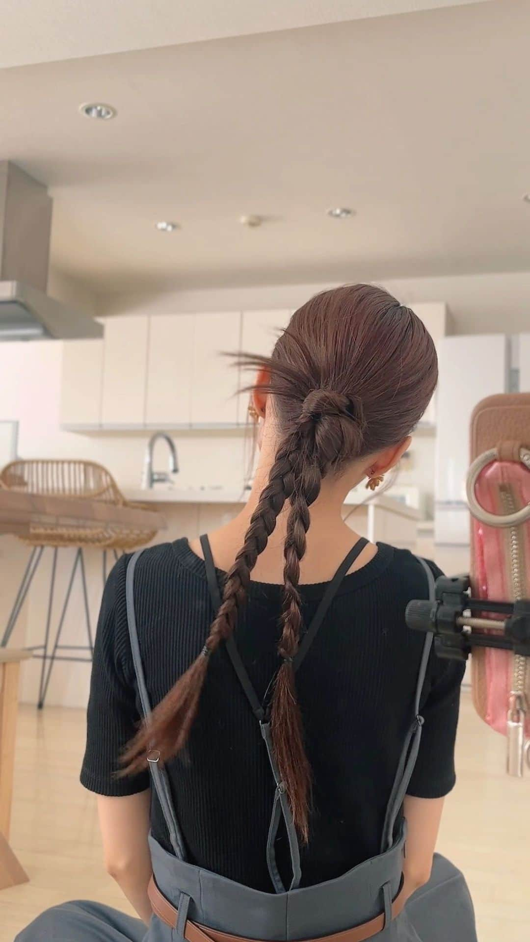 加藤千絵のインスタグラム：「久しぶりのヘアアレンジ🩶 最近はほーんとに毛先ぴょんぴょんに ハマっております🧚🏻🪄💫💫 ㅤㅤㅤ #ヘアアレンジ#ヘアアレンジ動画#簡単ヘアアレンジ#ヘアアレンジ簡単#簡単ヘアアレンジ動画#hairarrange#カチモリ」