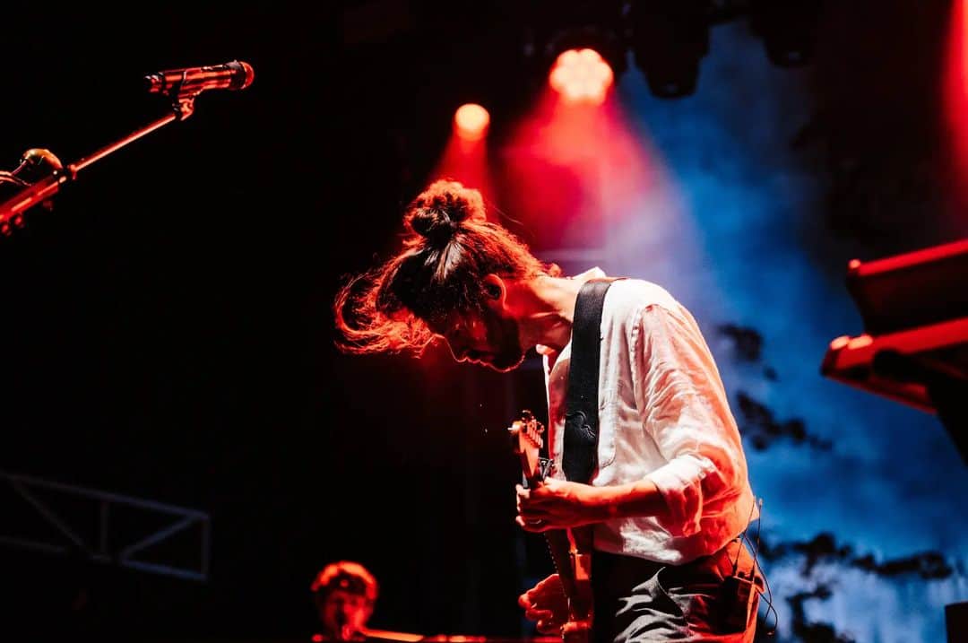 ホージアのインスタグラム：「That was so much fun @MoonRiverFestival. Thank you to everyone who turned up to that beautiful day of music by the water in Chattanooga, it was a pleasure to play these songs for you 🖤  📷 @nathanzucker @the.camera.lady」