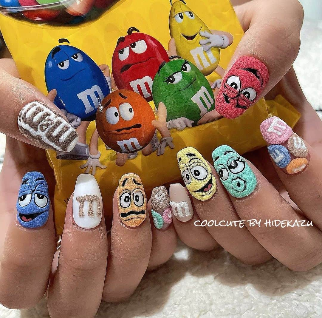 _hidekazu_のインスタグラム：「◇M&M'sボア 一度はやってみたかったという熱狂的ファンがちょいちょいいるやつ🥳💅 ・ ・ @raygel.nail_official  @d.nail_offical  ・ ・ ・ ・ ネイル、レッスンのご予約お問い合わせはこちらから⬇️ プライベートサロンCoolCute 中目黒駅徒歩２分  ご予約はLINEより LINE 🆔→「@ghu9662h」  もしくはプロフィールの「メール」よりお問い合わせください。 ・ ・ ・ #オシャレ#ファッション#キャラクターネイル#チョコネイル#可愛い#大人可愛い#かっこかわいい#coolcute#ネイルサロン#かわいい#hidekazu#ネイル#ネイルアート#ネイルデザイン#ジェルネイル#ジェルアート#ボアネイル#バレンタイン#エムアンドエムズネイル#エムアンドエムズ#バレンタインネイル#nail#nails#nailart#nailartist#gelnail#naildesign#Valentinenail#Valentinenails#chocolate」