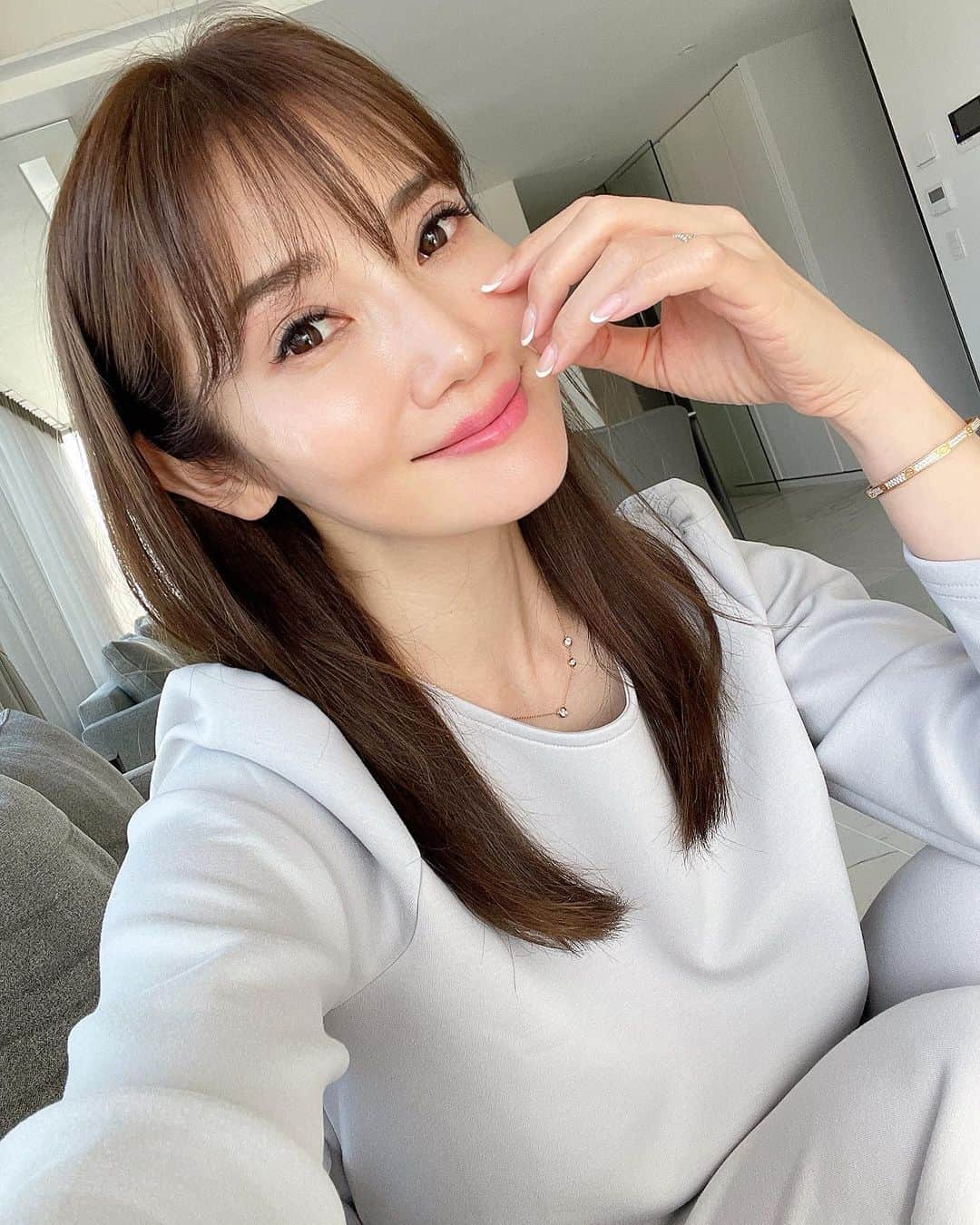 吉田美紀のインスタグラム：「・ ・ すっぴんの状態がこんなにいいのは 久しぶりというか初めてレベル！  ニューヨークから帰り時差ぼけと喪失感で お肌までガクッと疲れ果てた気がして すぐに駆け込んだ @tokyo_hills_clinic   ⚪︎ピーリング ⚪︎トーニング ⚪︎美肌トリートメント に加え、杉浦院長から あれ…気になるねぇ！と言われたのが 『ほうれい線』  年齢の割に あまりほうれい線が気になったことはなかったけれど この1ヶ月くらいで、あれ、、と 実はわたしも感じていたところ。  ここも気になるね、、と診断していただいた箇所に 細かくヒアルロン酸を打っていただき 輪郭を細かく丁寧に整えて頂きました。（2枚目の箇所）  そして、ずっと興味があった 『エクソソーム点滴』わたしもデビューしました。 45歳！年齢に打ち勝つべく継続していきたいです･:*+.  お肌も一気に元気を取り戻すどころか キメが整い透明感がUPしたし 疲れにくい！！ ウワサには聞いていたけれど凄すぎるかもしれない♡ エクソソーム、沢山質問も頂きました！ まだわたしは1度のみなので、、 これからの経過も随時レポしていきます♬  @tokyo_hills_clinic   #beauty #tokyohillsclinic #puppilyhillstokyo #skincare #mesm #美容 #肌ケア #美容クリニック #東京ヒルズクリニック #美肌ケア #ピーリング #美肌トリートメント #リフトアップ #トーニング #トーニングレーザー#ハイドラフェイシャル #美肌 #メタルピール #フェイスアップメタル#にきび #にきびケア #にきび治療 #にきびセット#ダーマペン #ダーマペン4#アンチエイジング #エイジングケア #医療脱毛 #5gリフト」