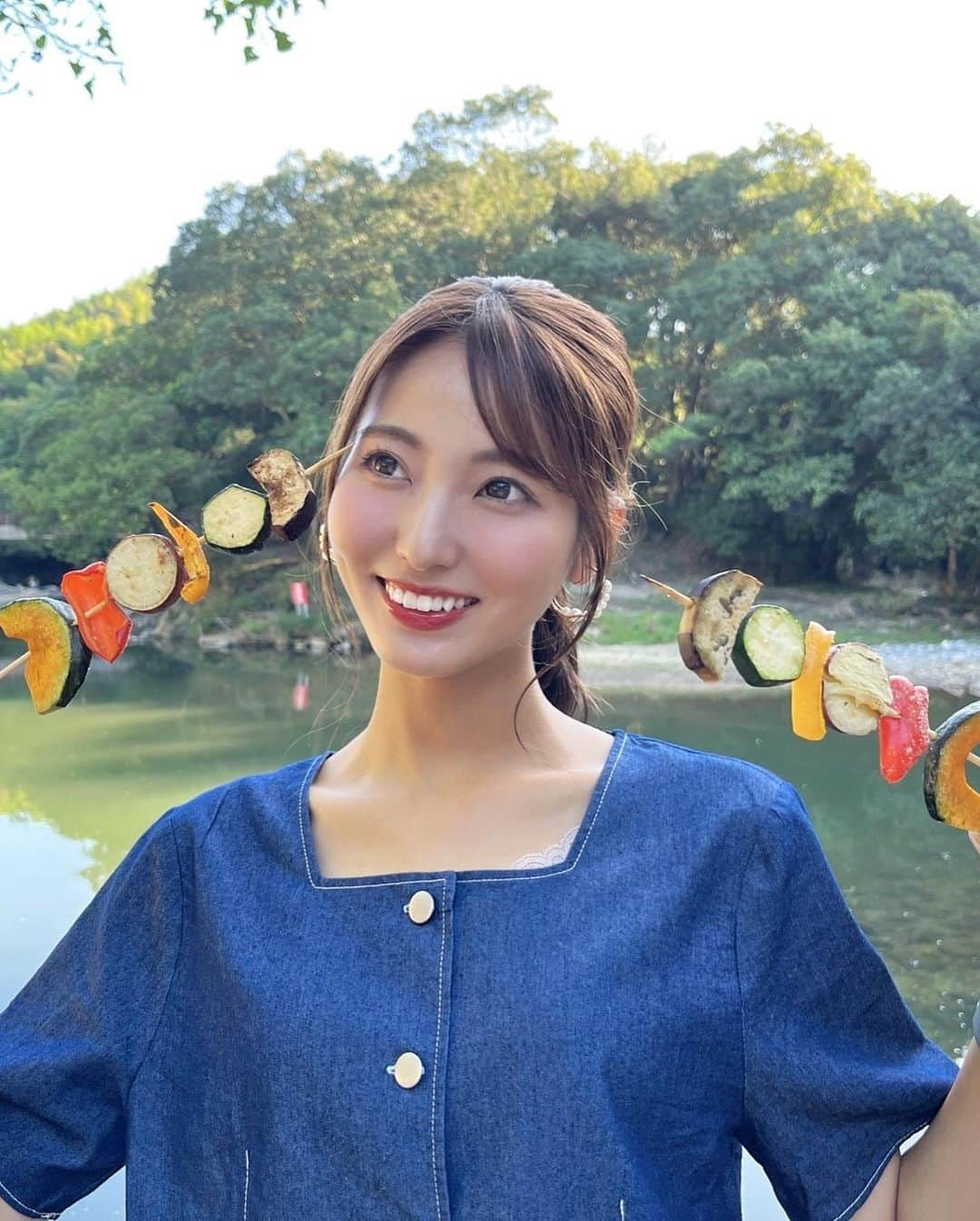 山下七子のインスタグラム：「こんばんは🌽 今日も一日お疲れ様でした〜！！  先週のお天気中継は福岡市から車で 1 時間半ほどの場所の赤村にあります「源じいの森」というキャンプ施設からお伝えしました🏕️ 緑いっぱいでまるで森のような空間が広がっていてとにかく空気が気持ち良くて目も耳も幸せそうでした👀👂🏻 @genjii.no.mori.camp   こちらは泊まれるログハウスがあったりとキャンプはハードルが高いけどキャンプ気分は味わいたいよ〜という方におすすめです✨ 夏はホタル！秋は紅葉！を楽しむことが出来るという一年中四季を感じながらキャンプが出来る施設になっています🍂  中継でも試食させて頂いた「源じいの森スパイス」はバーベキューからは想像出来ない和風だしであっさりでもスパイスも感じられる万能スパイスでした🫚 お家で早速卵かけご飯にしたり鶏肉にかけたりして楽しんでいます♪  ・源じいの森や赤村の特産物センター ・ふるさと納税の返礼品 ↑こちらで購入が出来るみたいです✌🏻  今週はどこから中継でしょうか〜🚗🌈 お楽しみに👧🏻👨🏻☀️  #アサデス#アサデスKBC#KBC#ふるさとwish#赤村wish#赤村#源じいの森キャンプ場 #源じいの森 #お天気お姉さん#福岡県#お出掛けスポット#お天気中継#生放送」