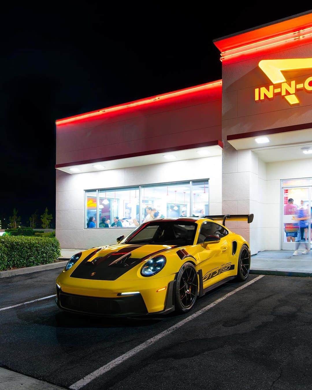 CarsWithoutLimitsさんのインスタグラム写真 - (CarsWithoutLimitsInstagram)「Fueling up on both burgers and horsepower at In-N-Out 🍔🏁 @jw_carphotos」9月12日 21時40分 - carswithoutlimits