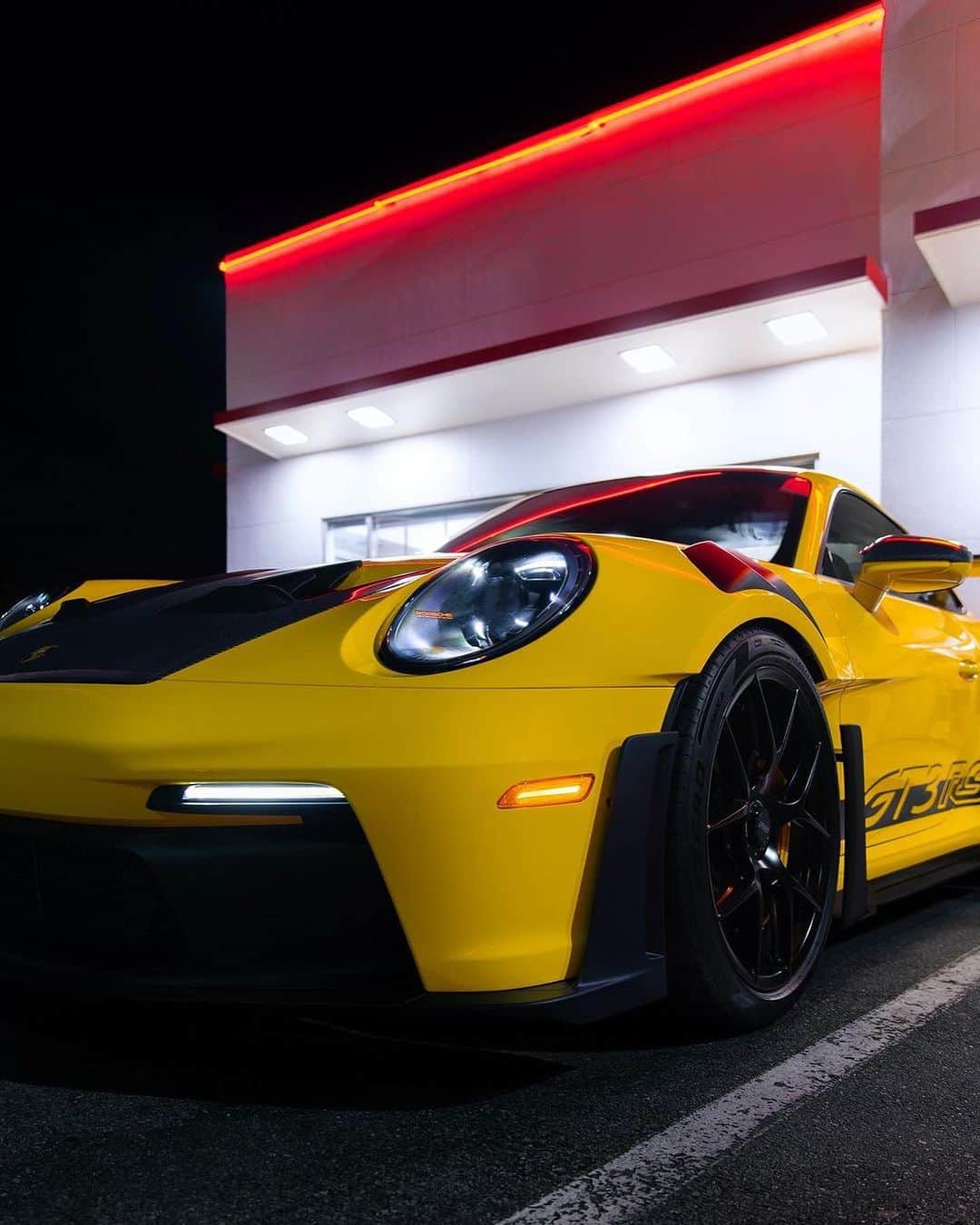 CarsWithoutLimitsさんのインスタグラム写真 - (CarsWithoutLimitsInstagram)「Fueling up on both burgers and horsepower at In-N-Out 🍔🏁 @jw_carphotos」9月12日 21時40分 - carswithoutlimits