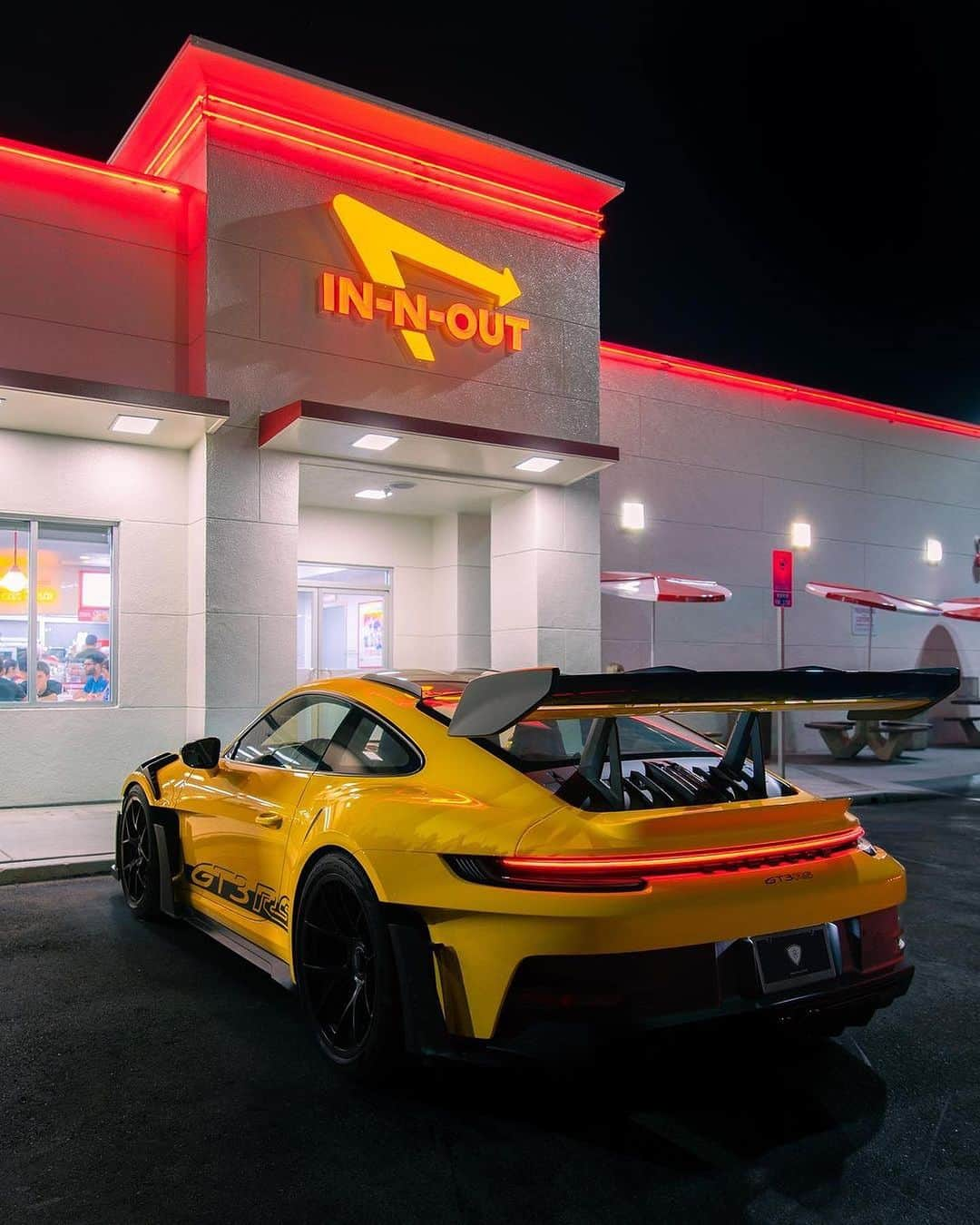 CarsWithoutLimitsのインスタグラム：「Fueling up on both burgers and horsepower at In-N-Out 🍔🏁 @jw_carphotos」