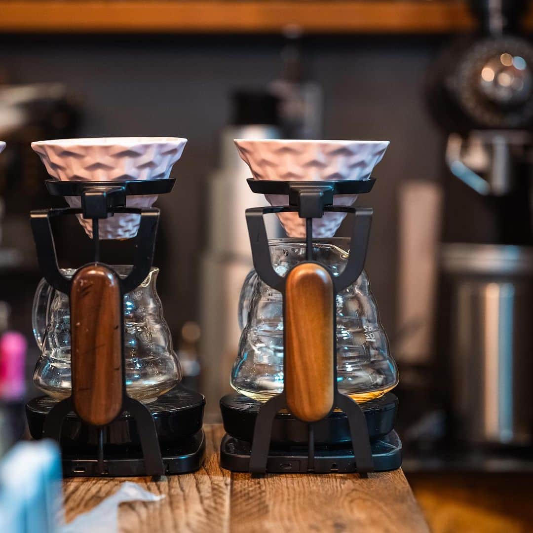 のインスタグラム：「こんにちは！ いつもMel Coffee Roastersをご利用いただき ありがとうございます🌞  みなさま、もうLINEのお友達登録はお済みですか？ 以前投稿でも紹介いたしましたが、登録いただくと嬉しい特典がいろいろあります💃🏻  ⭐️クーポンや予約販売情報の配信 頻繁にではありませんが、オンラインで使えるクーポンが年に何度か配信されます🎫 しかも年末年始にかけて続々とお得なクーポンや、予約販売商品が登場いたしますよ〜！  ⭐️新商品のお知らせ お店やオンラインで新しく登場したお豆や物販などのお知らせが届きます◎ タップ一つで情報の見れる現代………🤳  ⭐️来店ポイント お店に来てお豆やドリンクなど何かご購入いただいた際、一日に一回ポイントを貯めていただけます！ ５ポイント貯まるごとに 一杯分のお飲み物分のクーポンが発行されます。 若干お値段が張るものは差額をいただくのみでお飲みいただけるので、とってもお得です🙋🏻‍♀️  ライン登録はお店で一緒にご案内させていただいていますので、お気軽にお声がけください🤸💕  平日10:00-18:00 土日祝 11:00-18:00 でお待ちしております🤞🏻 (月曜日はおやすみ😴)  #melcoffeeroasters #osaka #specialtycoffee #coffee #pourover #coffeestand」