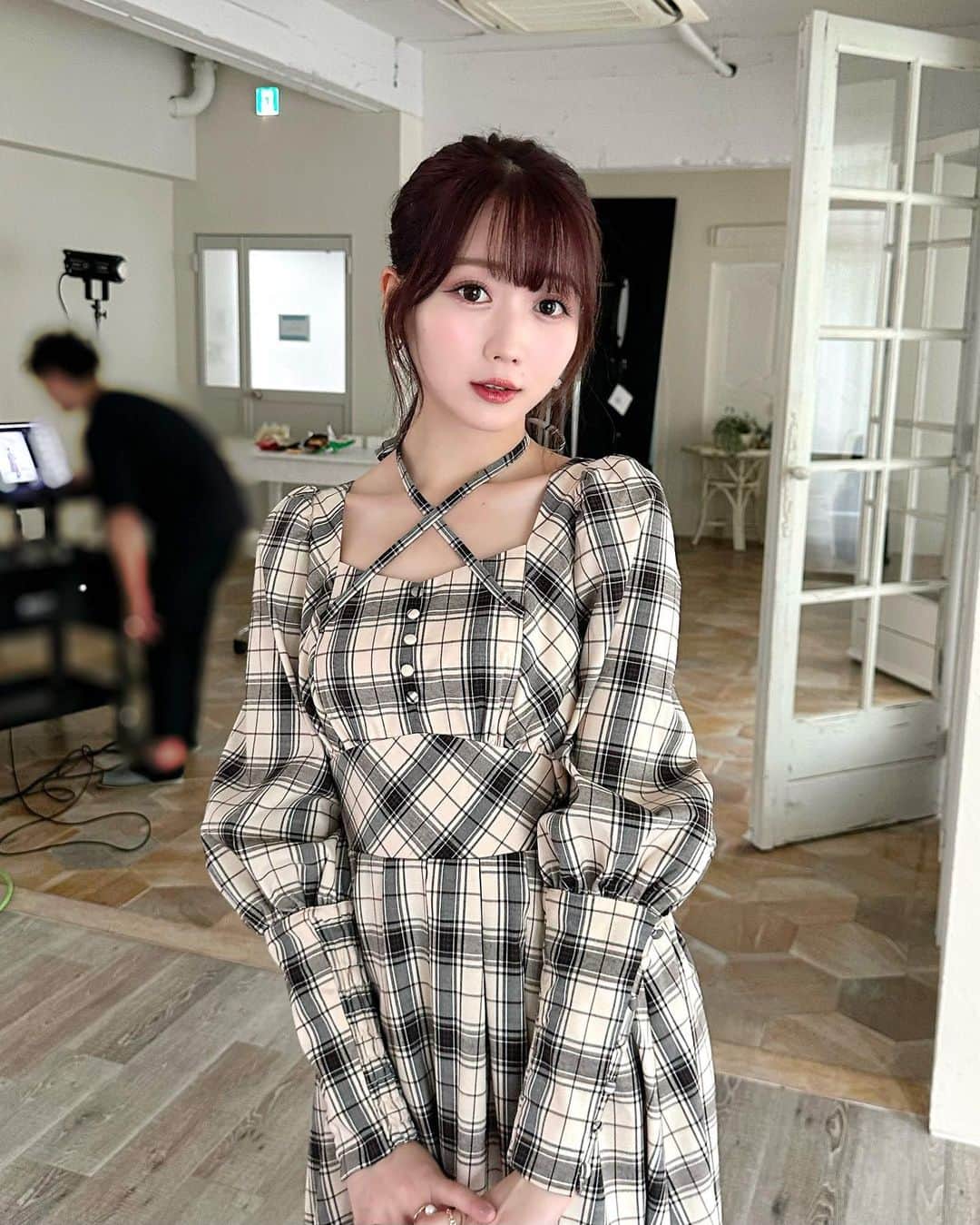 大谷映美里のインスタグラム：「秋チェック🤎 秋に着るチェックは特別可愛いよね〜☁️🍂 ウエストの切り替えも、スカートのフレア具合も、デコルテのデザインも、ふんわり袖口も、満点シルエットです🫶🏻 生地は秋らしくしっかりハリがあるものにしました❕  もうすぐ秋服着れそうで嬉しいね🐿ྀི✨ web store 9/19(tue)20:00〜🤍 #RoseMuse」