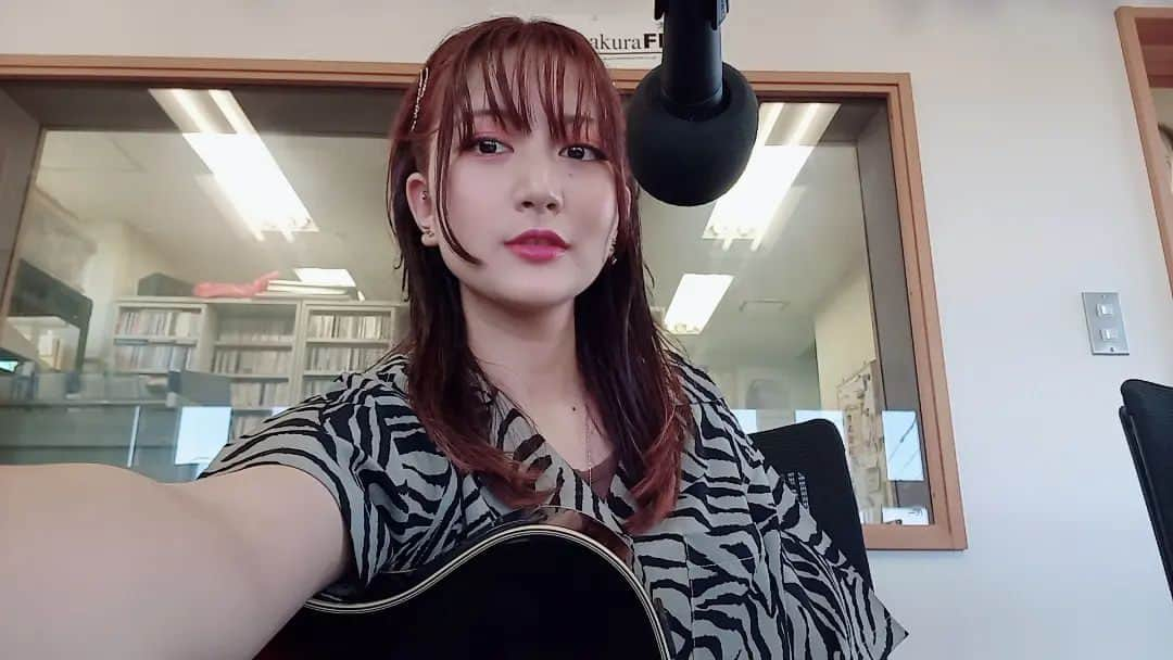 森木レナのインスタグラム：「鎌倉FM「シーサイドカフェ828」 ありがとうございましたー！💛 レギュラー昇格後、初の放送！ DJ海潤さんの玲奈いじりがシャープになりはじめたね～www お互い慣れてきたぞ笑 ラジオ楽しんでいただけましたか？ 来月もよろしくねー！！毎月第二火曜日午後5時～7時放送です！！  @djkaijun_i_like_coffee   #鎌倉FM #kamakura #radio」