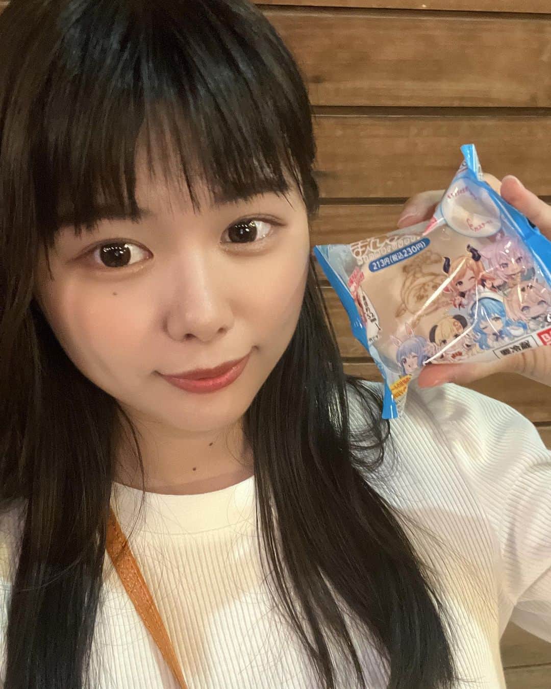 蒼山みことのインスタグラム：「今日から発売のホロライブとコラボのまん丸焼きゲット✌️  兎田ぺこらのシールがでて満足😳✨️  ♡  ♡  ♡  #newpost  #Japanese #japanesegirl  #familymart  #ファミマ  #まんまる焼き  #ホロライブ  #兎田ぺこら #グラビアアイドル #グラドル  #グラドル自撮り部 #いいね #instaphoto #instagood #follow #followme」