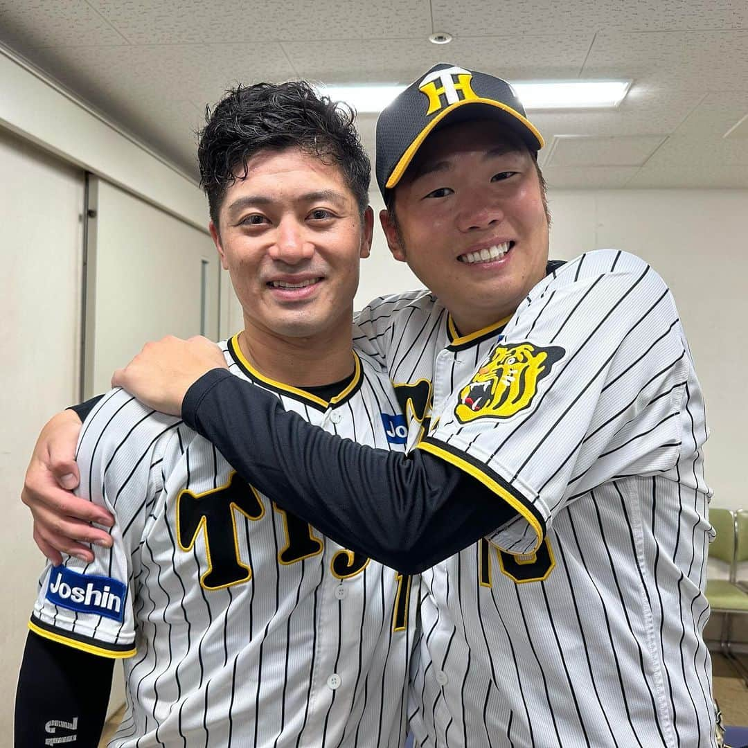 阪神タイガースさんのインスタグラム写真 - (阪神タイガースInstagram)「1-0の完封劇！西勇輝選手と坂本誠志郎選手バッテリーです！ #西勇輝 選手 #坂本誠志郎 選手 #完封勝利  #ナイスバッテリー✨ #阪神タイガース #JERAセリーグ #ARE」9月12日 21時43分 - hanshintigers_official