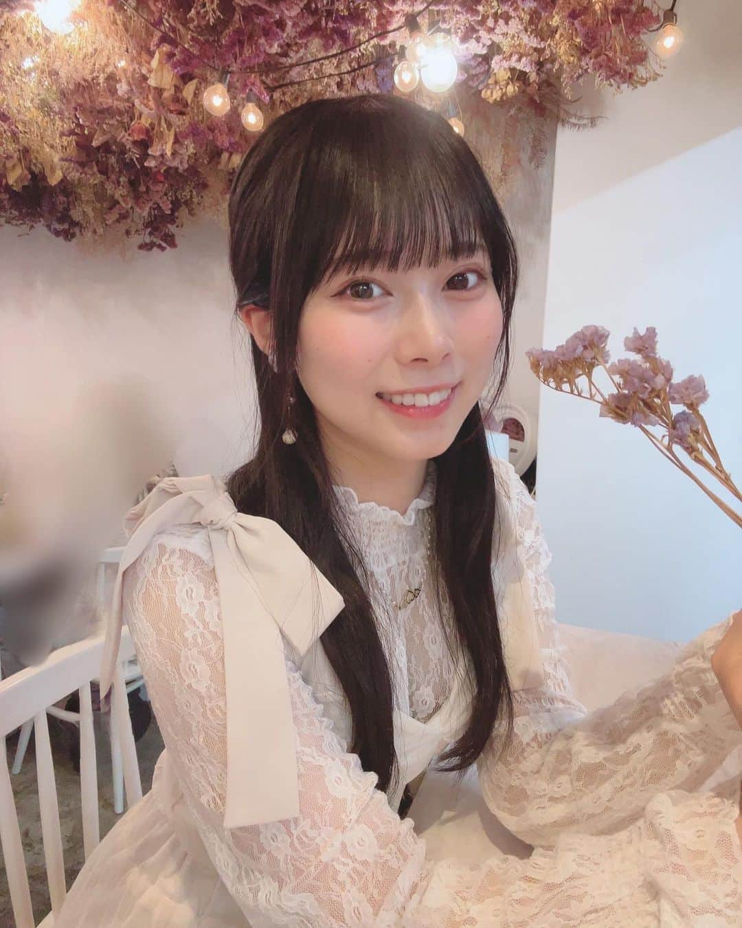 瀧本弥生のインスタグラム：「天井にお花がいっぱいの可愛すぎるカフェに行ったよ♡💐🌷  チーズケーキ美味しかった！♡  ♡  ♡  #nmb48 #アイドル #04　#05 #05년생  #idol  #中崎町カフェ #大阪カフェ　#チーズケーキ　#スイーツ」