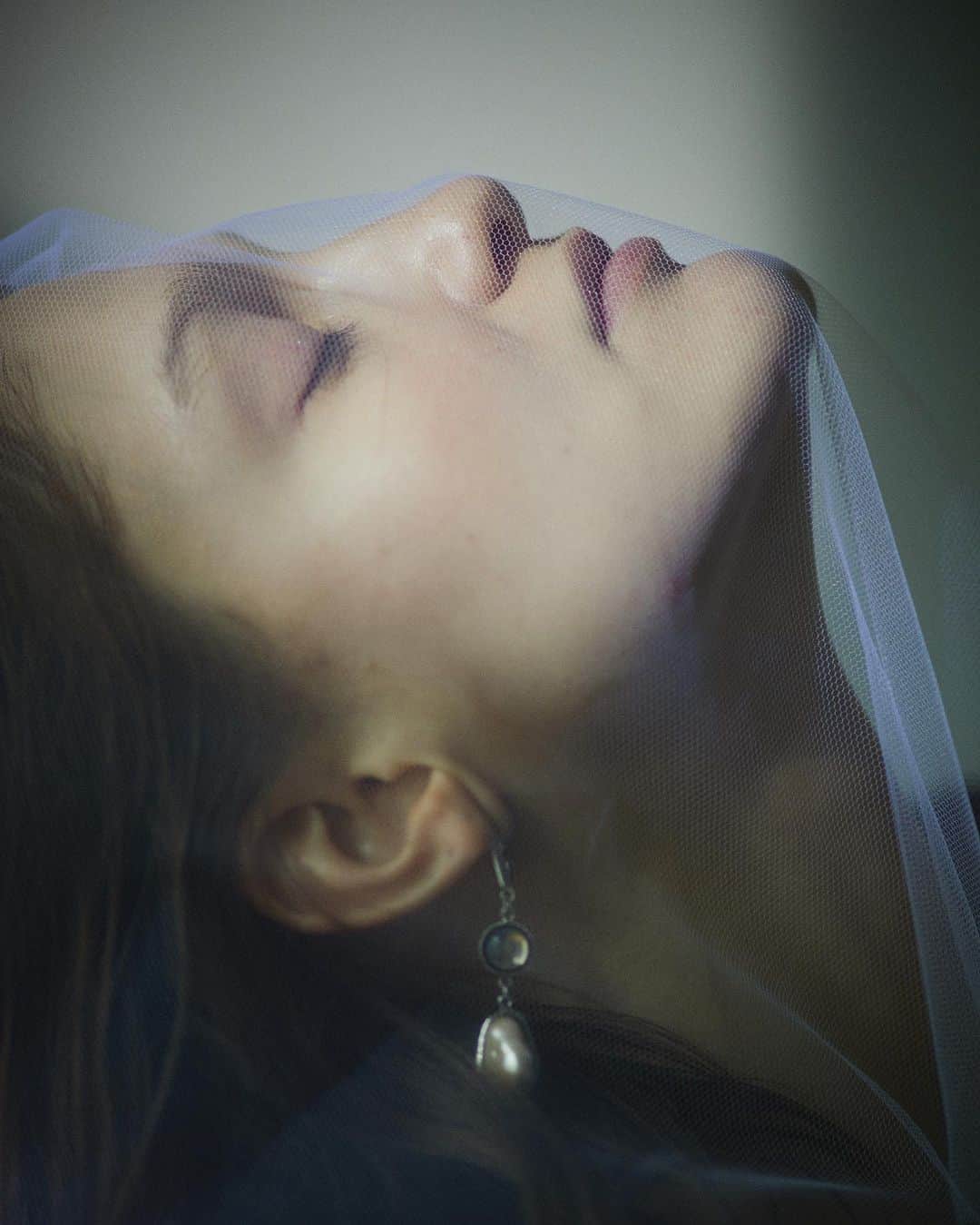 アデルのインスタグラム：「#ADERbijoux 2023 AUTUMN / WINTER COLLECTION  "détachement"   photographer @halkuzuya  hair&make @toyodayousuke  model @annafeok ( @tokyo.rebels )  #aderbijoux #ADER #jewelry #accessory  #détachement #23aw」