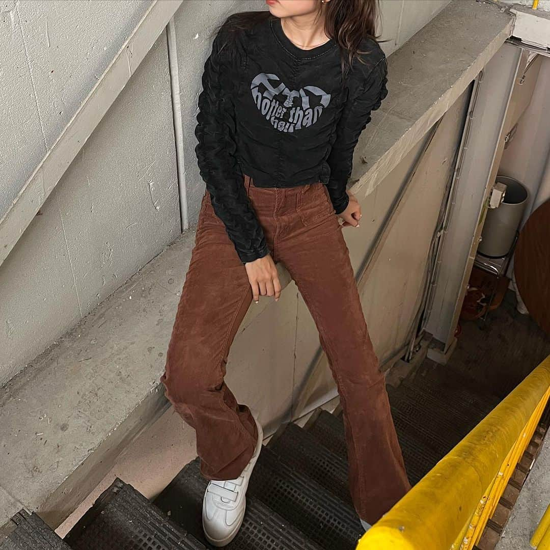 まあやさんのインスタグラム写真 - (まあやInstagram)「⁡ ☑️ 店舗先行販売アイテム 【shirring  long tee 】￥6,990-  フロントのHeart logoが絶妙に可愛くてお気に入り🥹💕 気になる方はぜひご試着だけでも♡  店頭でお待ちしております＾＾ ⁡  #hth#hth_style#hth_hep」9月12日 21時54分 - _beehoney_maaya