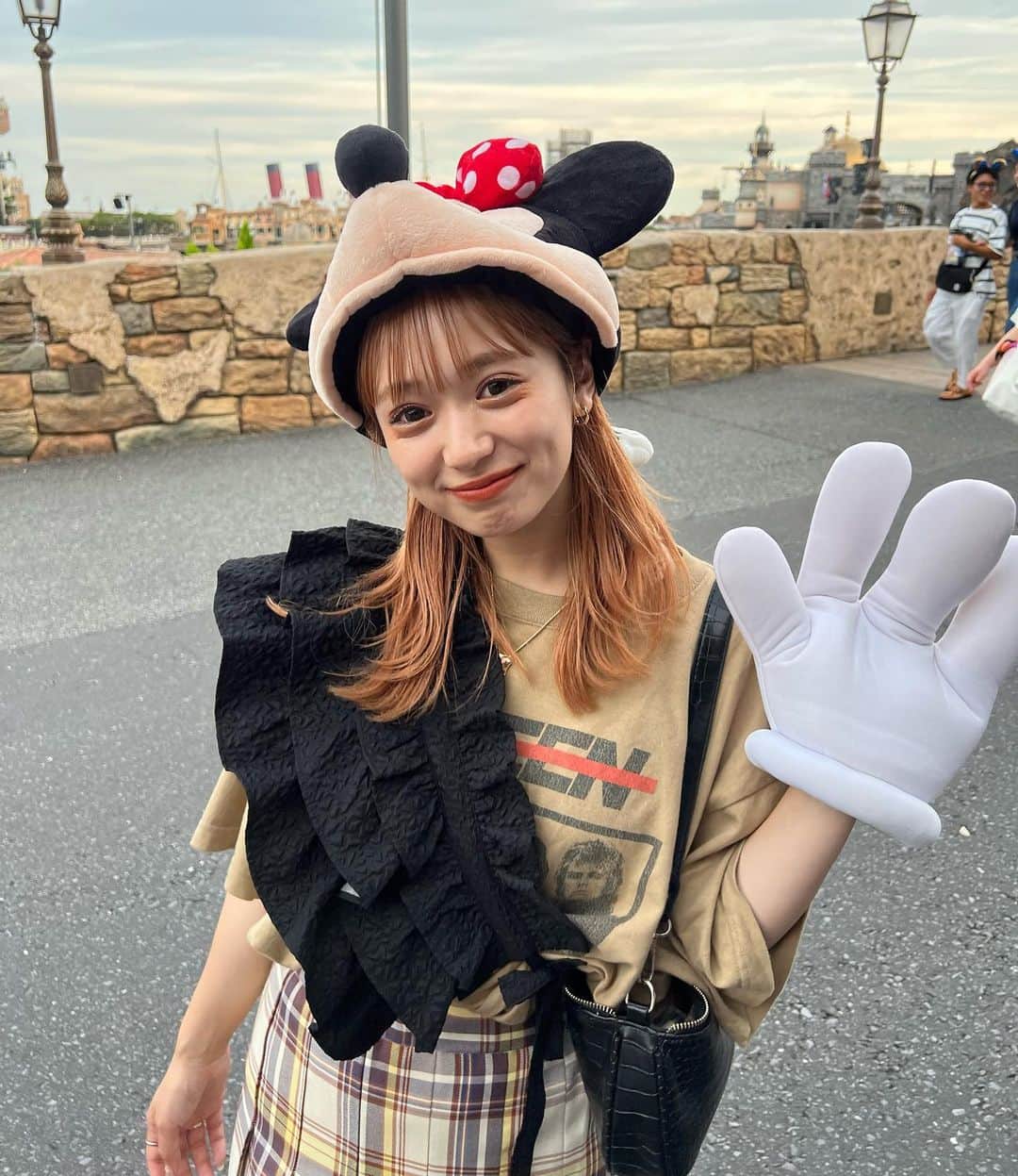 さやべびのインスタグラム：「・ ・ ・ ディズニーまた涼しくなったら行きたいなあ ・  #ディズニー #ディズニーコーデ   #ディズニーシー   #秋コーデ #秋服  #オレンジカラー  #ベージュカラー」