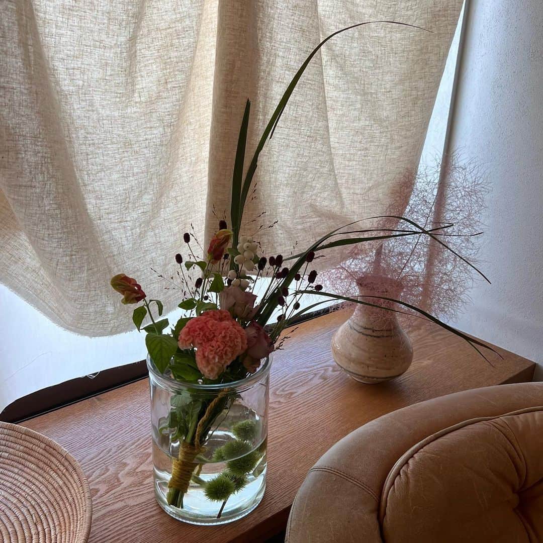 武藤乃子さんのインスタグラム写真 - (武藤乃子Instagram)「💐 ブーケを束ねて。  秋色ブーケをそのまま花器へ。 茎を短く切りすぎてしまい、少し不恰好になりました…。  先生「本当に真っ直ぐな性格だよね。作品に出てる。」 武藤「女の真っ直ぐは可愛げがないからモテないですよね。」 先生「そうねー。」  という会話。笑笑  #花のある暮らし  #花のある生活  #生花  #フラワーアレンジメント  #フラワーアレンジ  #フラワーレッスン  #ブーケ」9月12日 21時47分 - muto_noriko.11