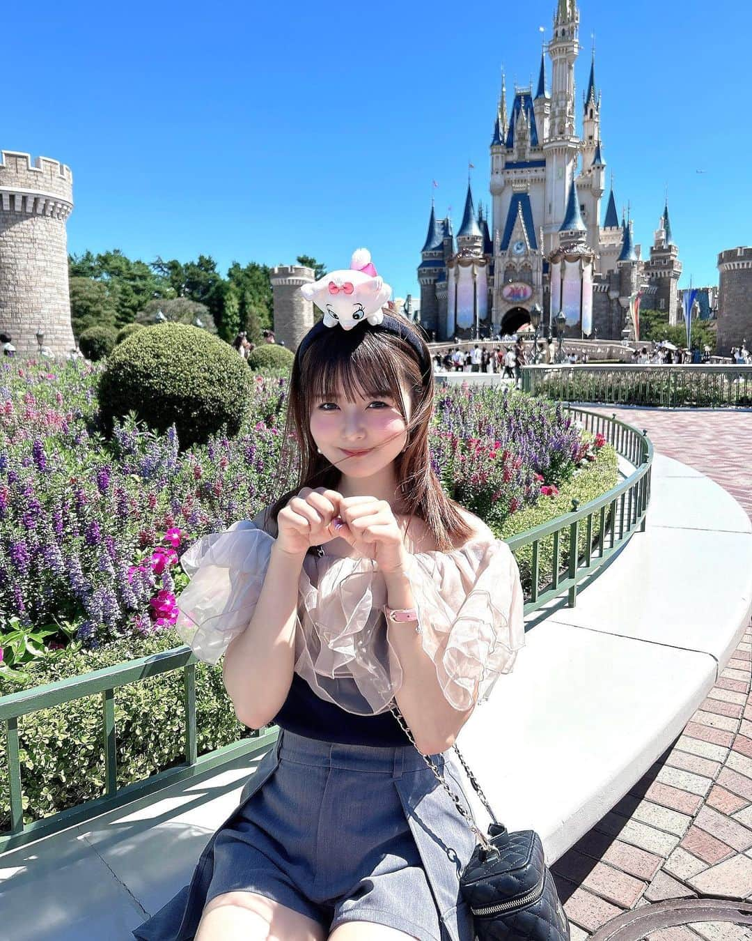 久保田沙矢香のインスタグラム：「天気良くて嬉しかった🐈‍⬛❤︎  #tokyodisneyresort #tokyodisneyland #東京ディズニーリゾート #東京ディズニーランド #マリーちゃん #ディズニーカチューシャ #ディズニーコーデ #eimyistoire #オフショル #シンデレラ城」