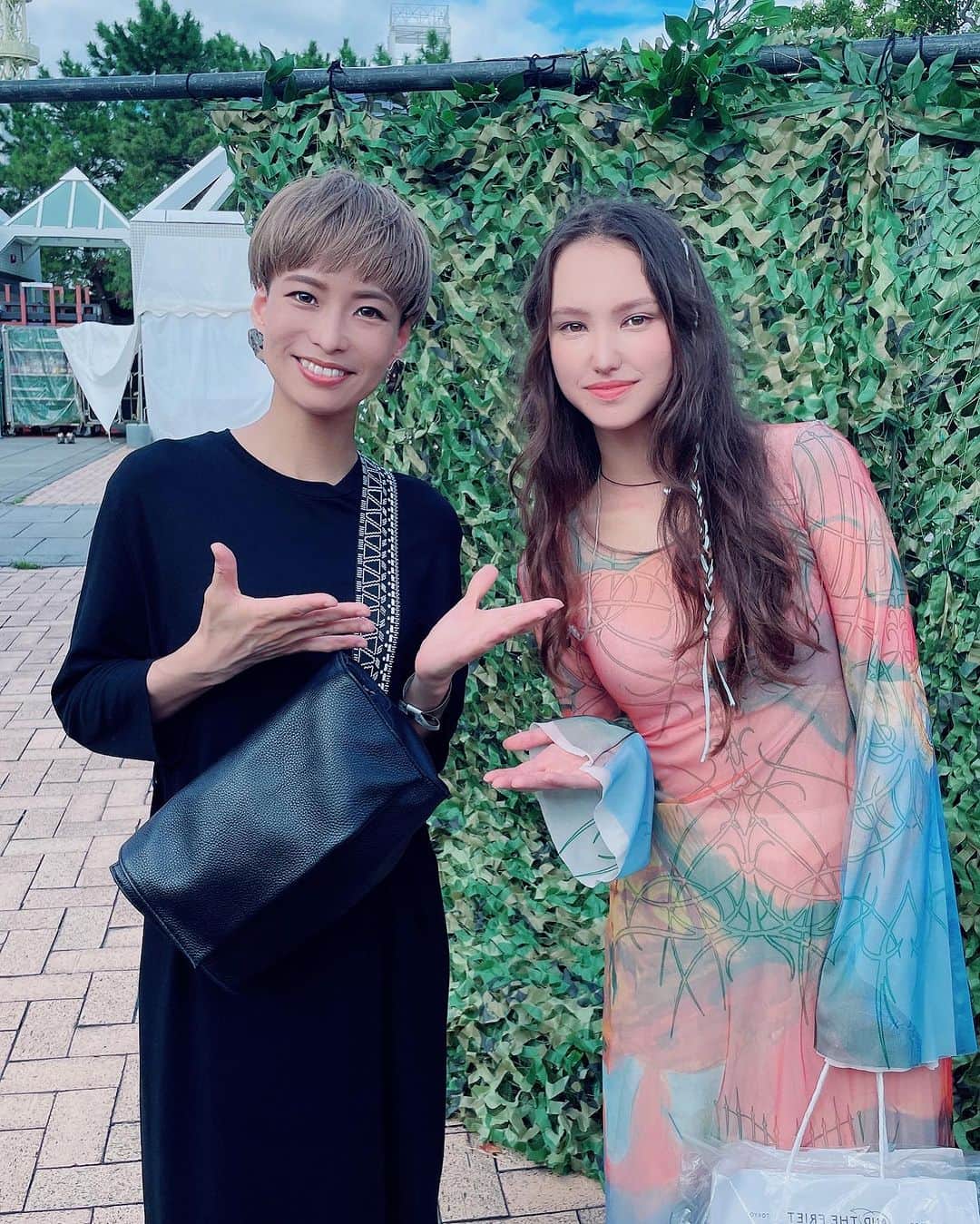真崎ゆかのインスタグラム：「Hana Hopeさんのボイトレをやらせていただいてます♪ 先日赤レンガでのLocal Green FestivalのLIVEにお邪魔してきましたー^ ^  優しくて繊細で透き通るような美しいお声で、心が洗われるような感覚になります🥹✨  どうかHana Hopeちゃんの歌声を聴いて、みんなも癒されてください💓  #hanahope #localgreenfestival #赤レンガ #live」