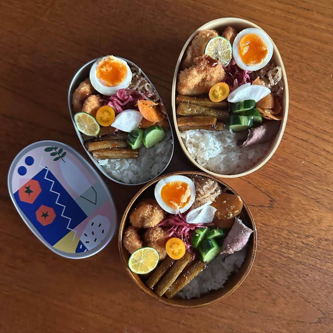 のインスタグラム：「お昼ごはん弁当 •紫キャベツの実山椒ラペ •人参の味噌きんぴら •明太しらたき •大根の漬物 •胡瓜の浅漬け •牛蒡の甘辛炒め •ささみかつ •味玉  あ、夜ご飯の残りのローストビーフも」