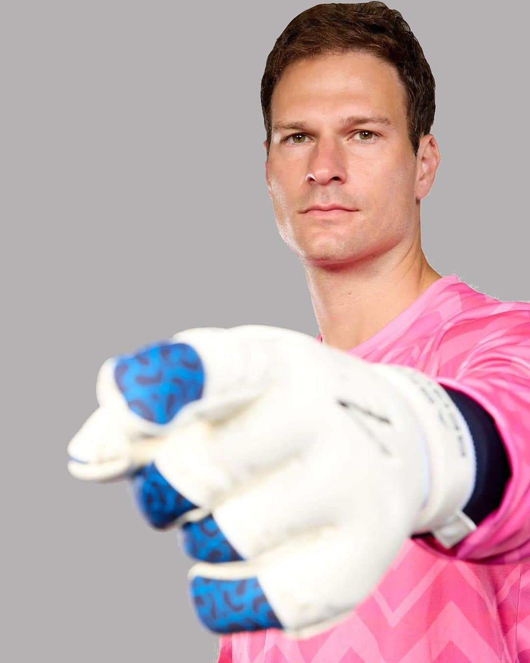 アスミル・ベゴヴィッチのインスタグラム：「Checkout ab1gk.com for the all new UNO 3.0 Goalkeeper Gloves 🧤  #ab1gk #goalkeepergloves #new #brand #brandidentity #brandambassador」